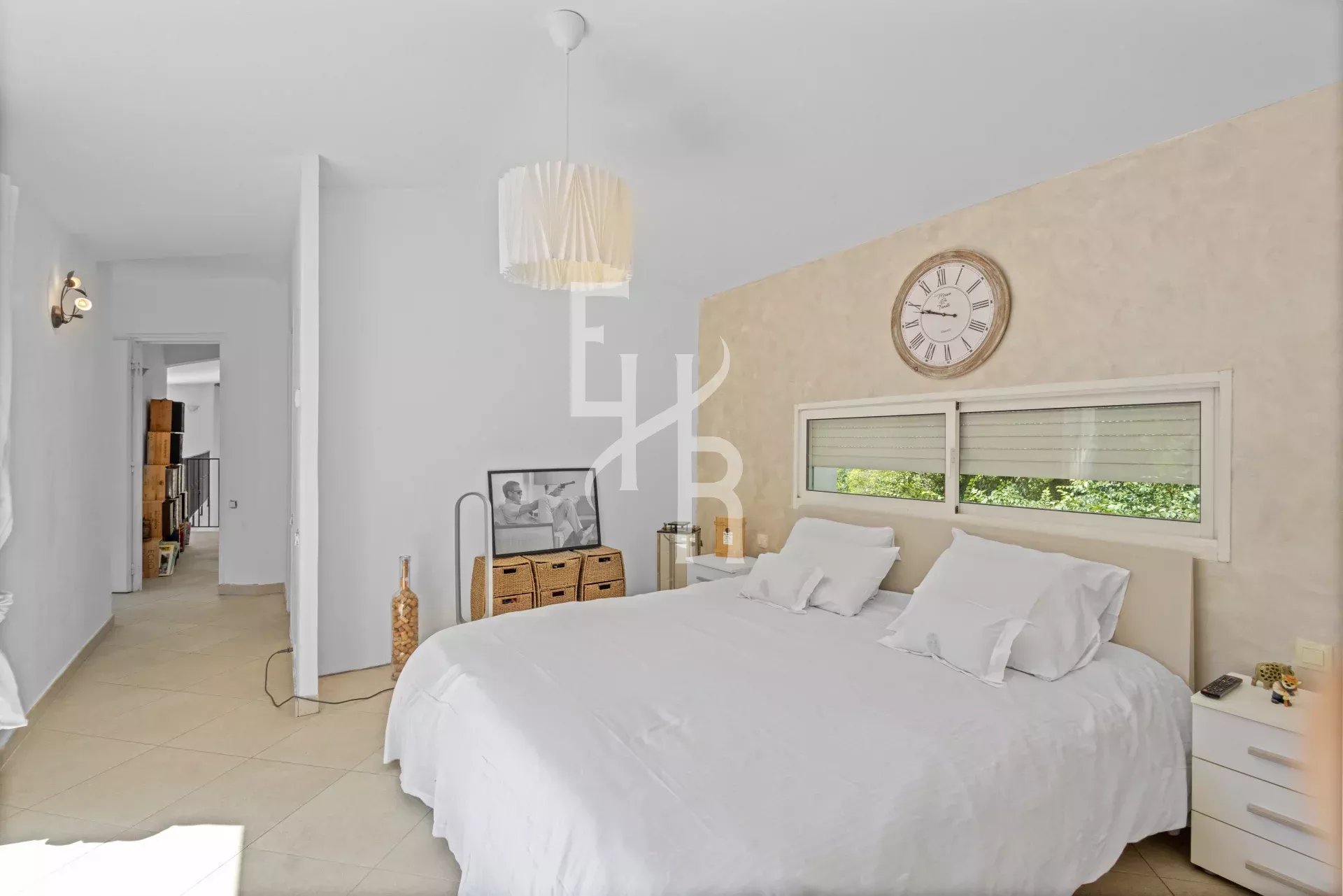 Propriété unique à Mougins — un havre de paix familial avec forêt, pool house et vie de village.
