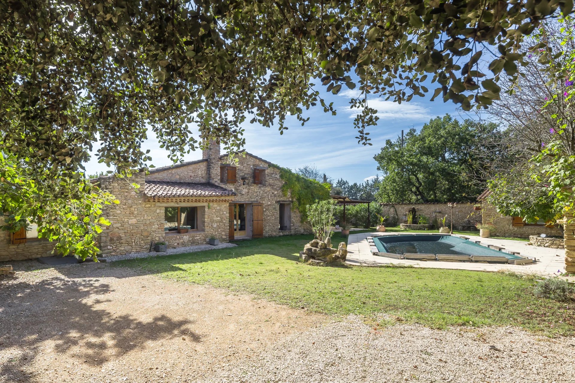Gordes - Ensemble de 3 maisons avec piscines et dépendances