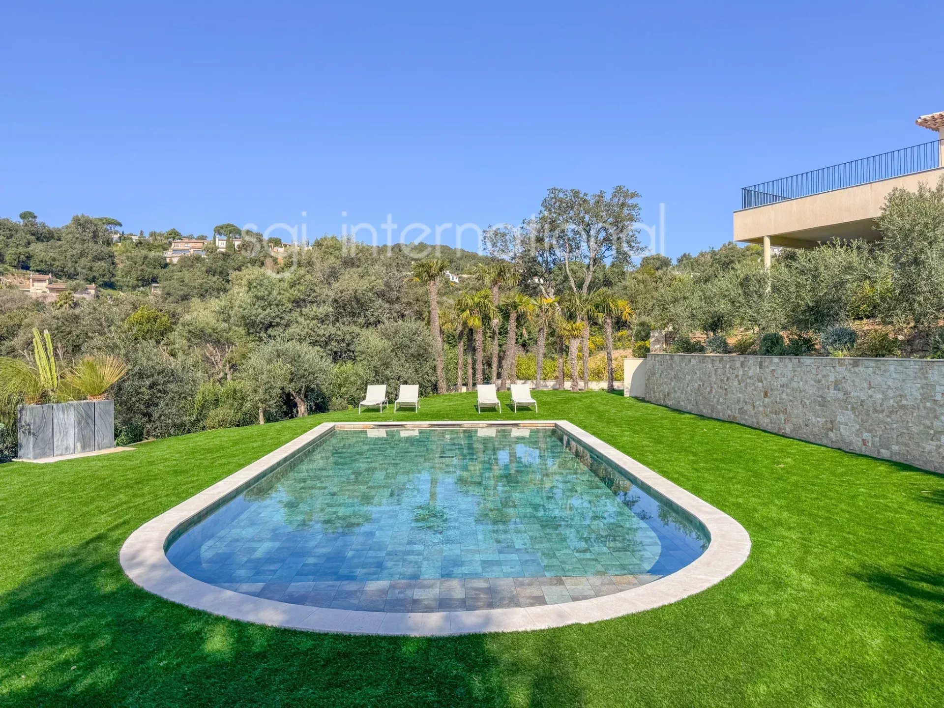 Grimaud – moderne, komplett renovierte Villa.