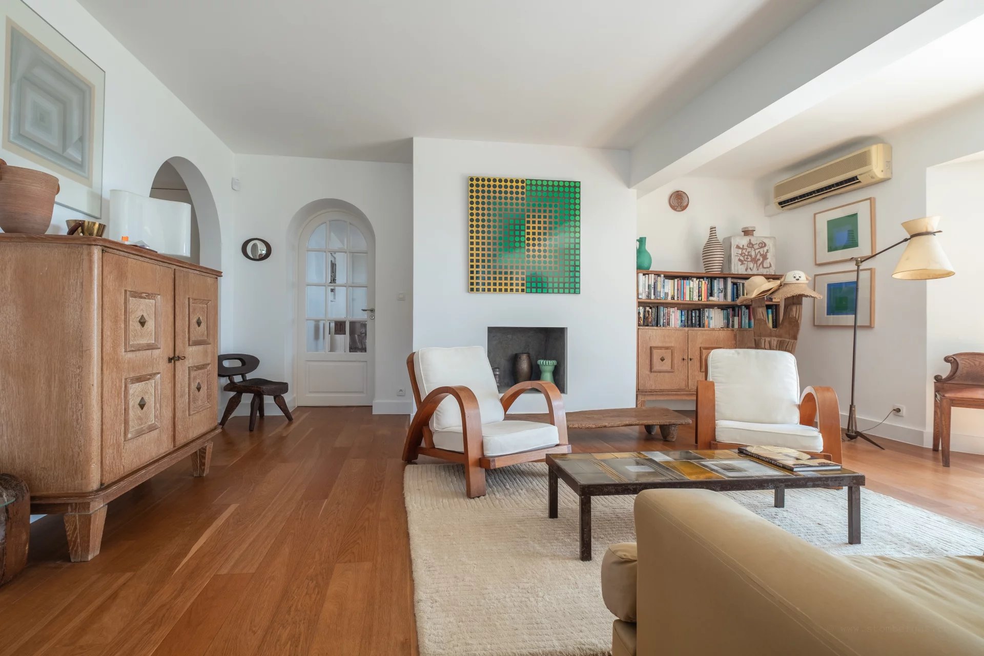 Provencal villa with flat gardens, pool and sea views