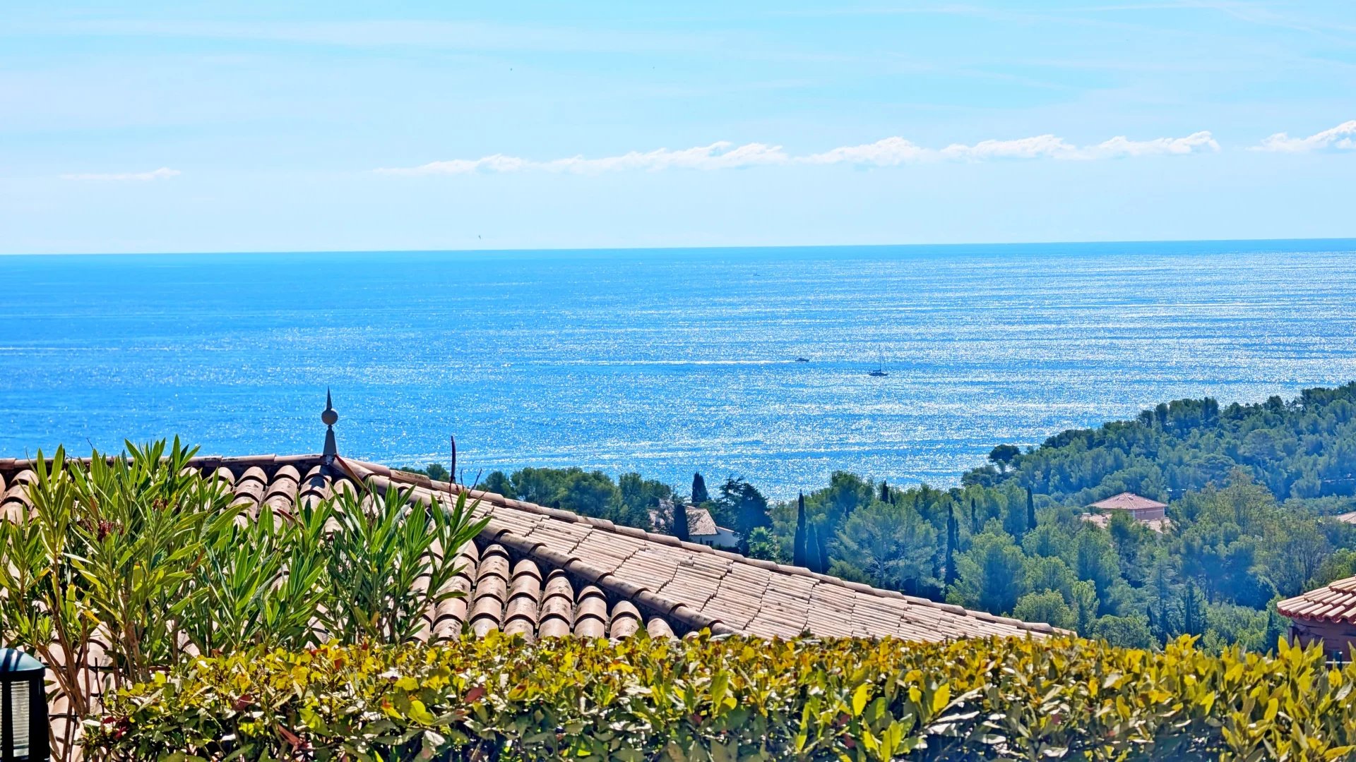 AGAY CAP ESTEREL BEAU 4 PIECES DUPLEX AVEC JARDIN ET VUE MER PANORAMIQUE. PARKING A PROXIMITE