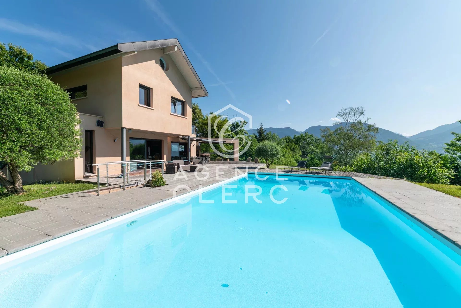6 Bedroom Villa/Townhouse's Image 8