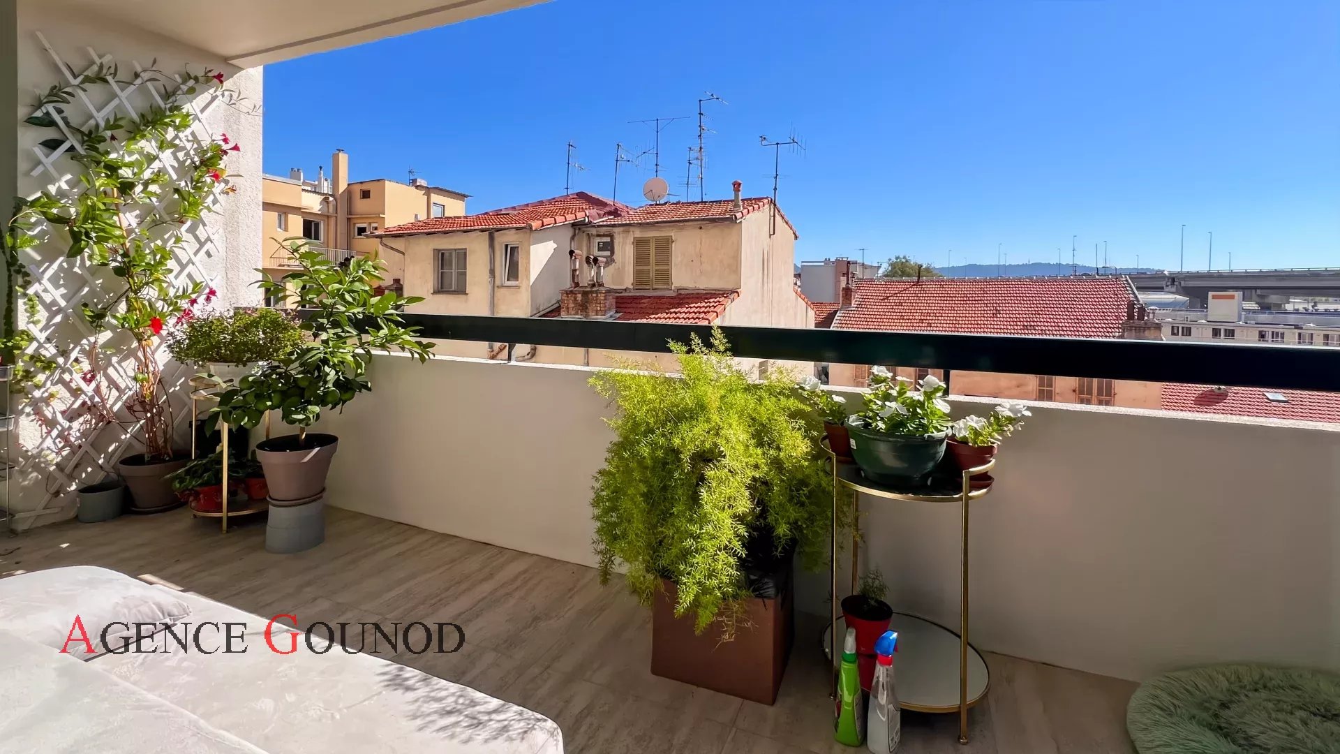 Appartement  - 2 pièces  - 46.1 m2 -  300 000 € - À vendre