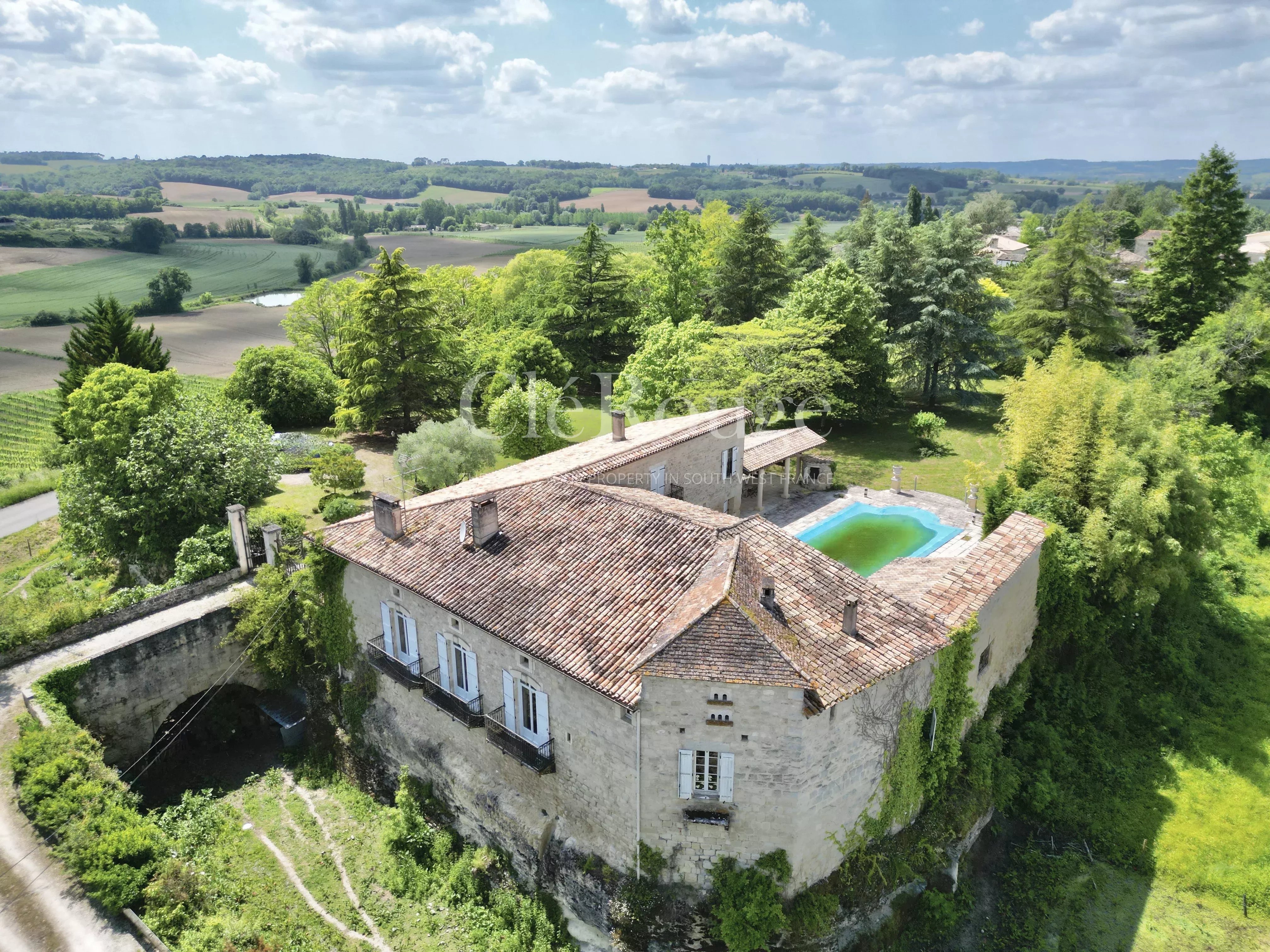 Historic castle with swimming pool between Bordeaux and Bergerac.