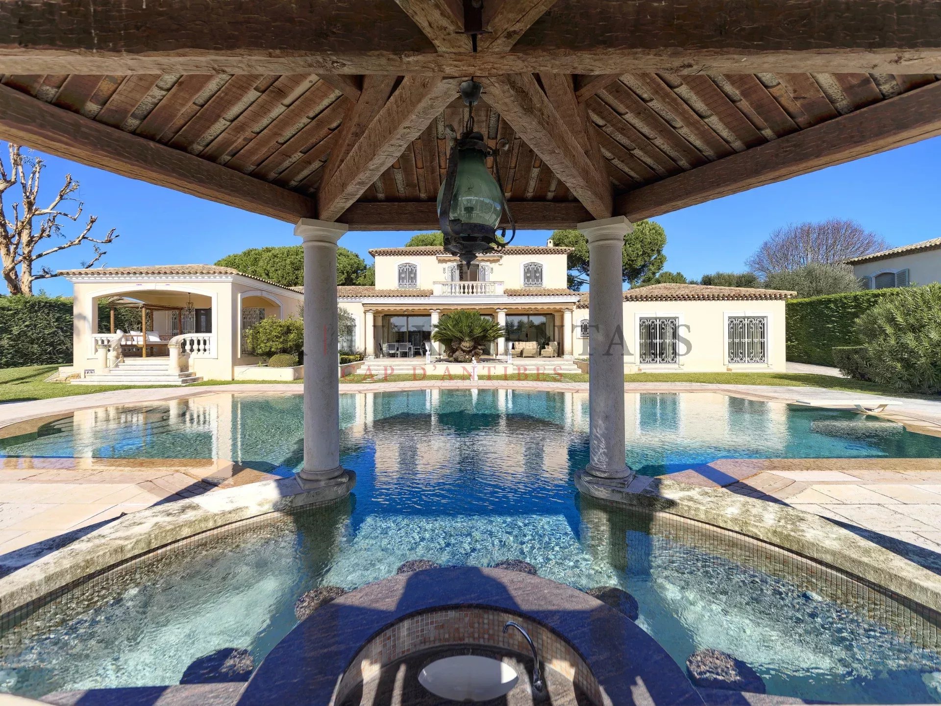 Cap d'Antibes, versant ouest, Luxueuse villa dans un domaine fermé
