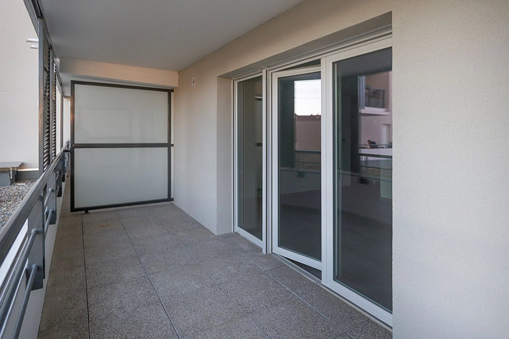 A LOUER AVIGNON FACE REMPARTS ( 84000 ) : APPARTEMENT 3 PIECES AVEC TERRASSE, PLACE DE PARKING, ASCENSEUR