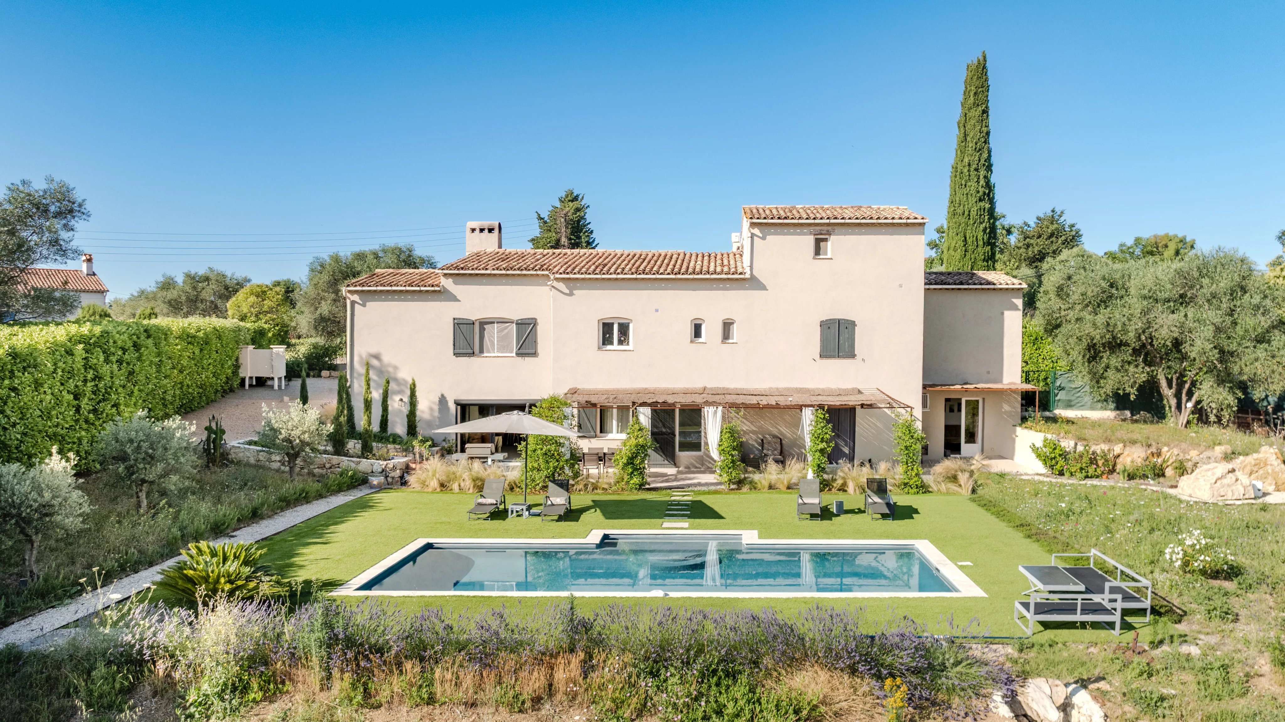 Propriété comprenant 2 villas avec vue panoramique, au calme et à pied des commerces