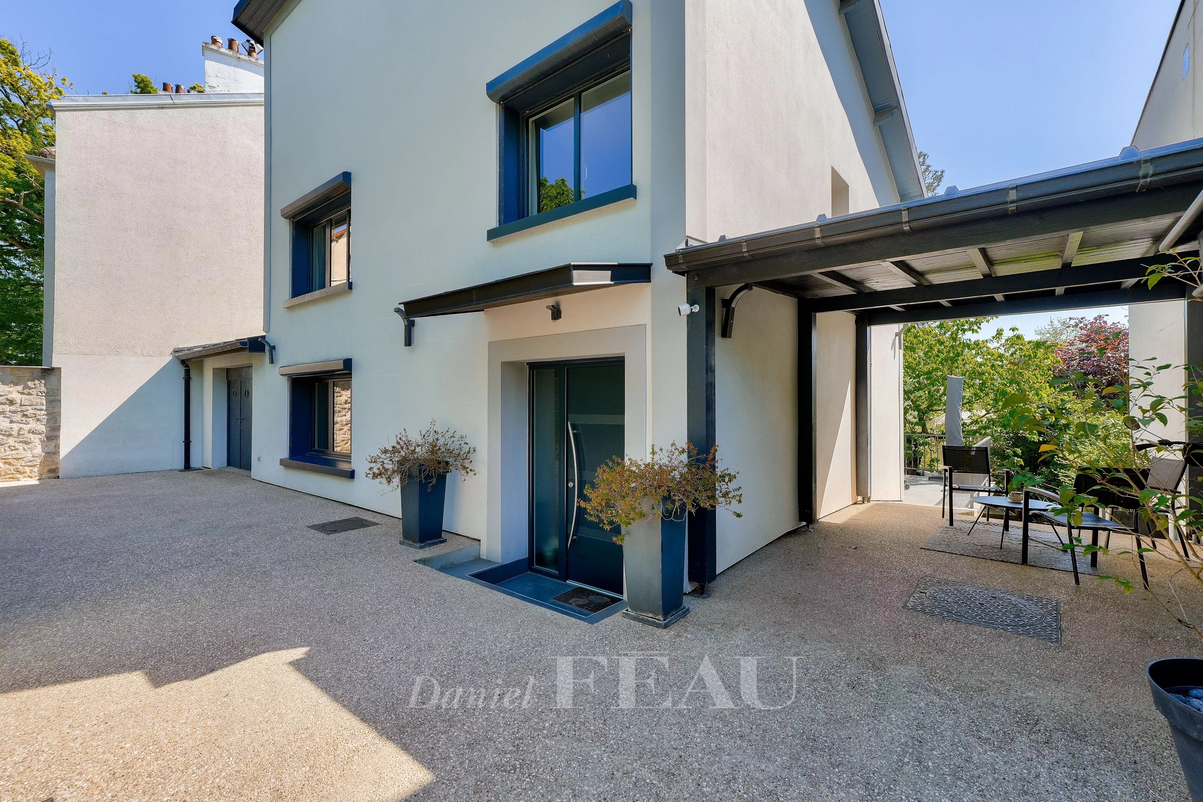 Garches – A renovated family home with a garden
