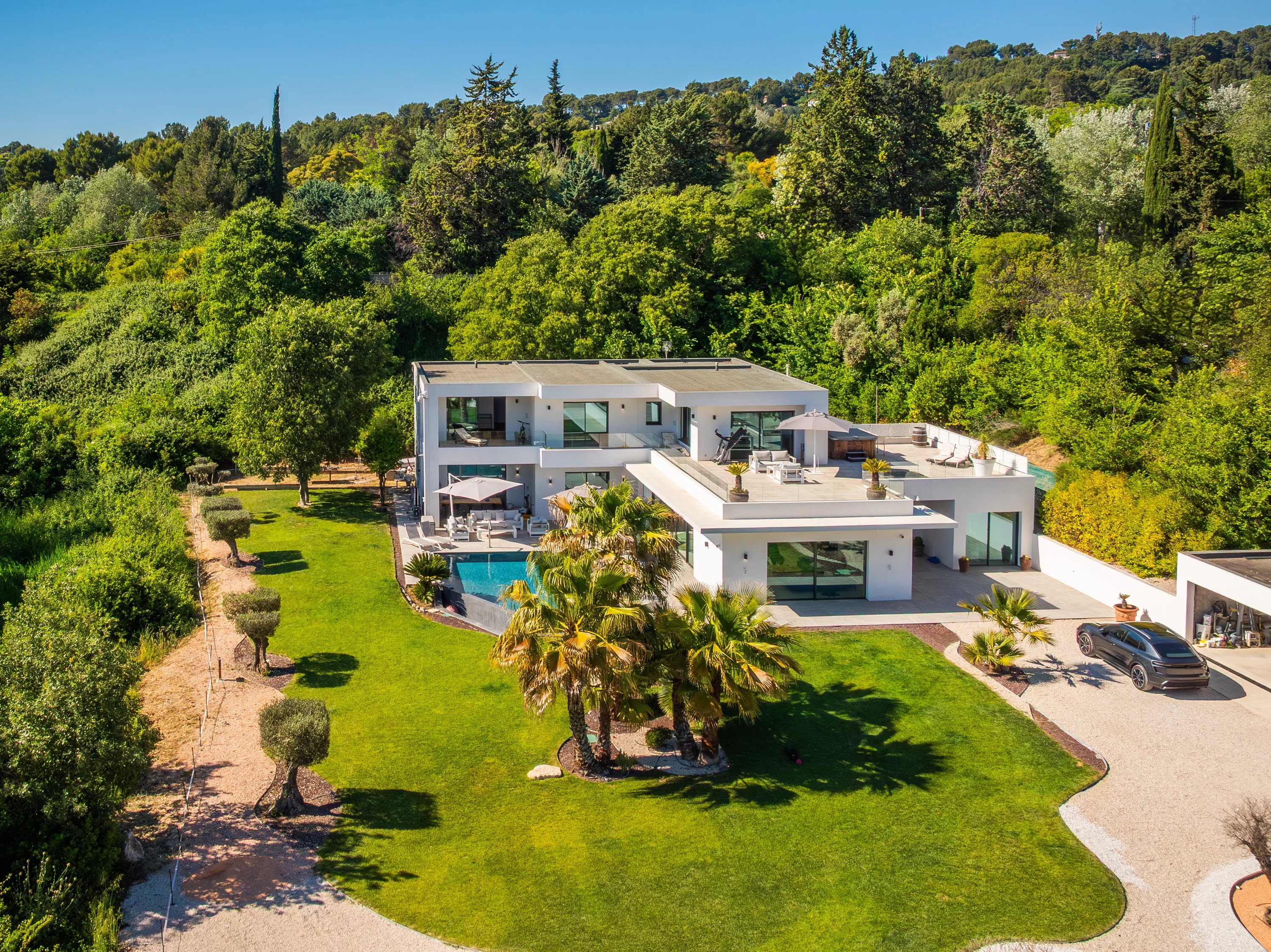 Contemporary Villa with Lush Grounds in Aix-en-Provence