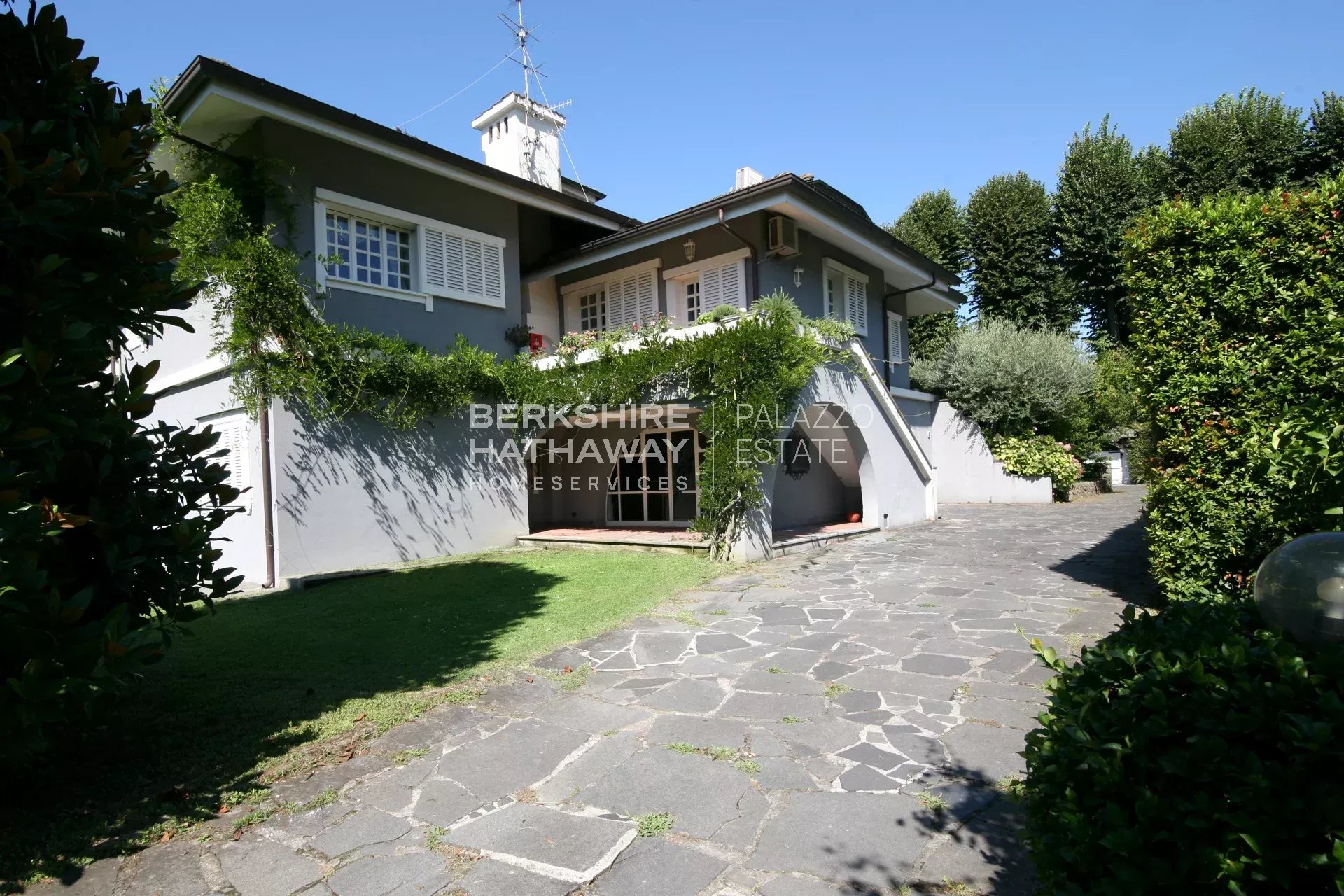 Magnificent detached villa with a large garden, minutes from the sea and Pietrasanta