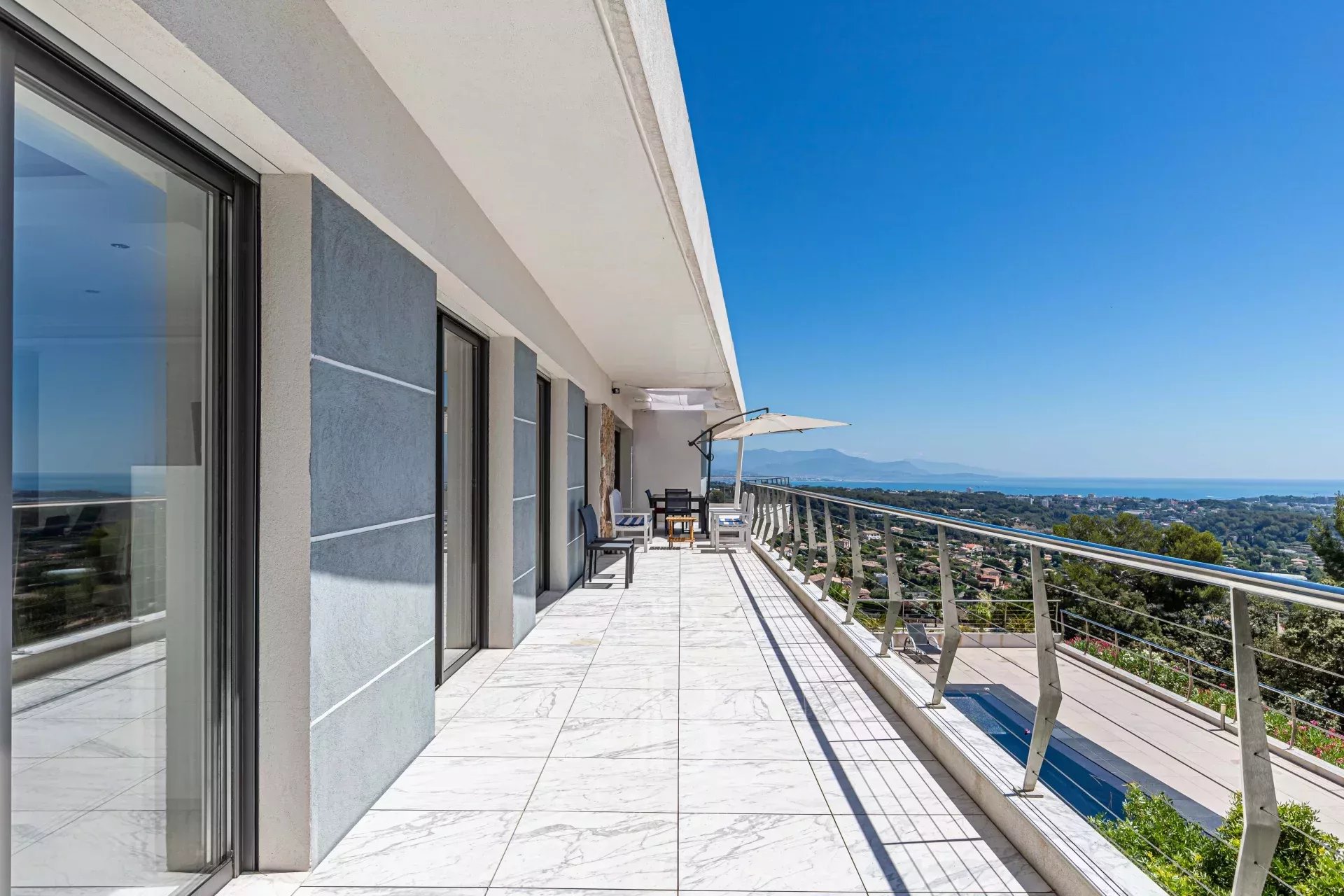 GOLFE JUAN - CALIFORNIAN VILLA - PANORAMIC SEA VIEW - picture 10