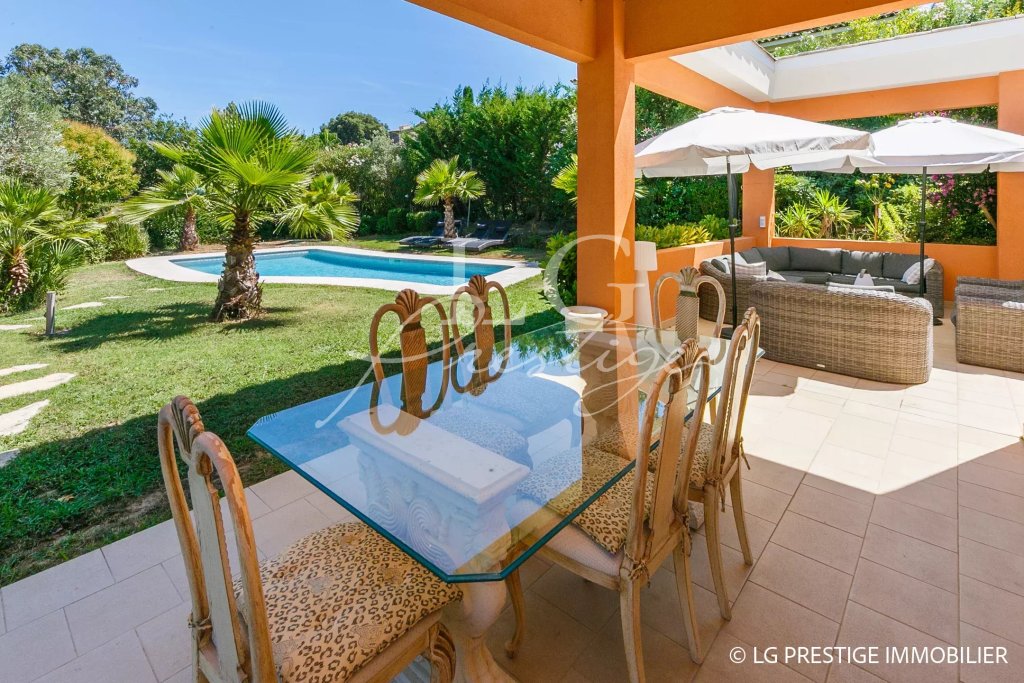 Villa for sale in Mandelieu — Luxury Family Villa in Mandelieu with Pool and Sea Glimpse