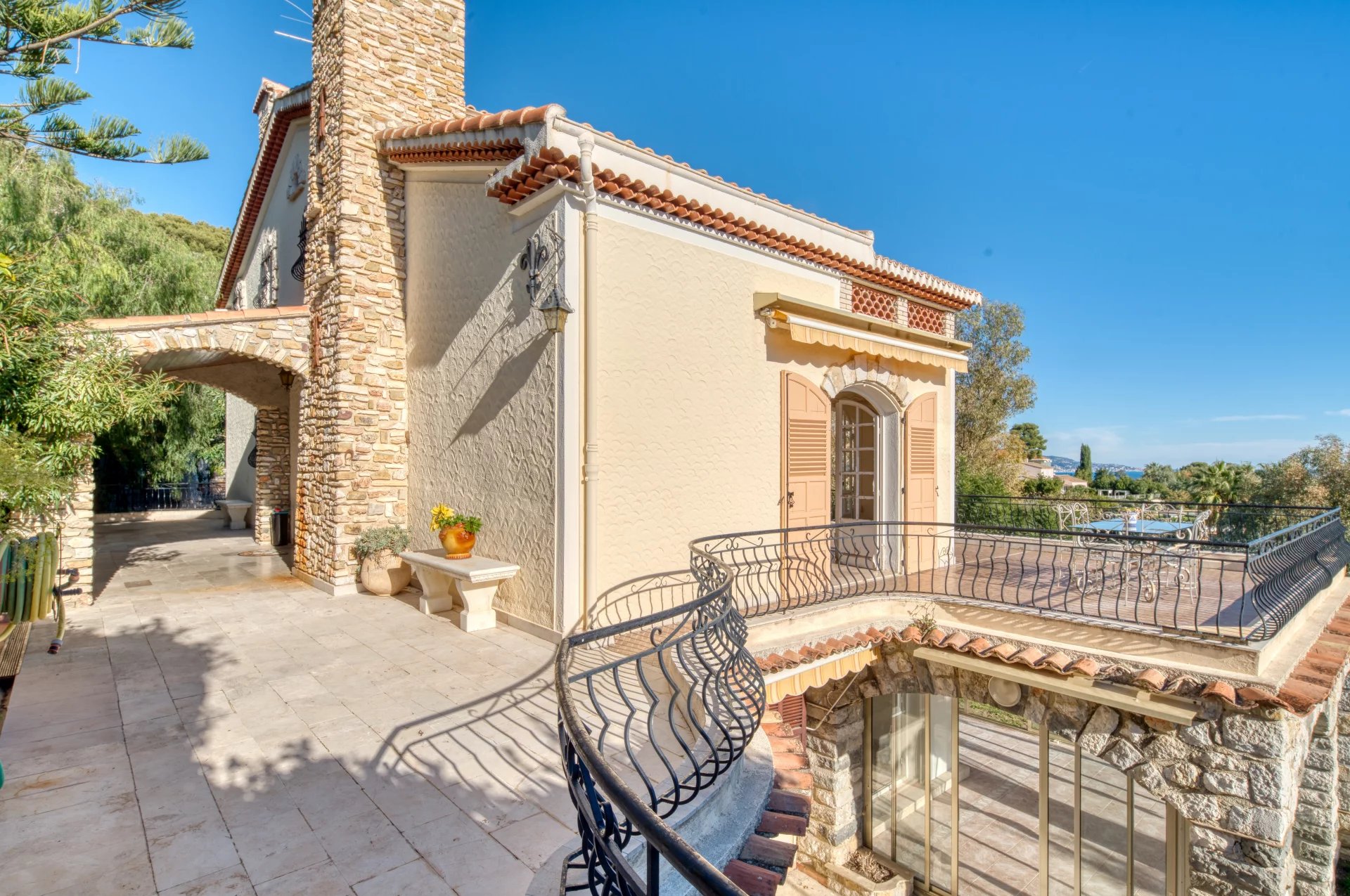 Roquebrune Cap Martin -Rare Opportunité : Villa Vue Mer Panoramique à Fort Potentiel – Monaco Proche