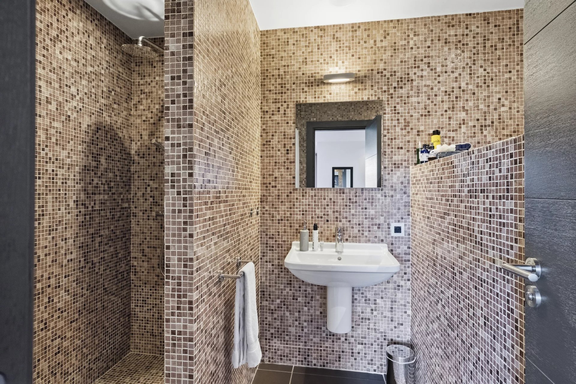 Modern 5-bedroom villa with open views and pool