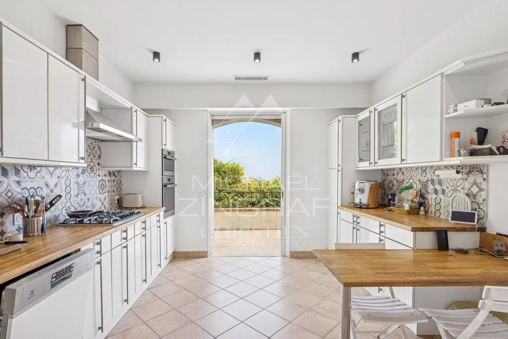 Villa for sale in Vallauris — Charming stone villa with panoramic sea view