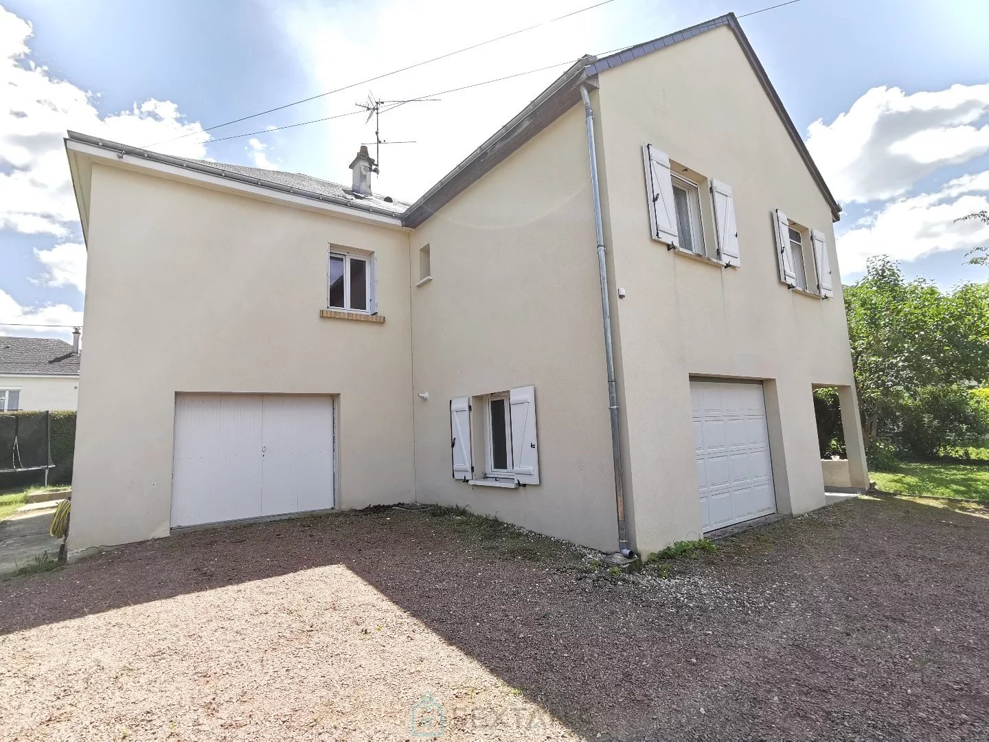 Maison 5 chambres, garages, terrasse et jardin