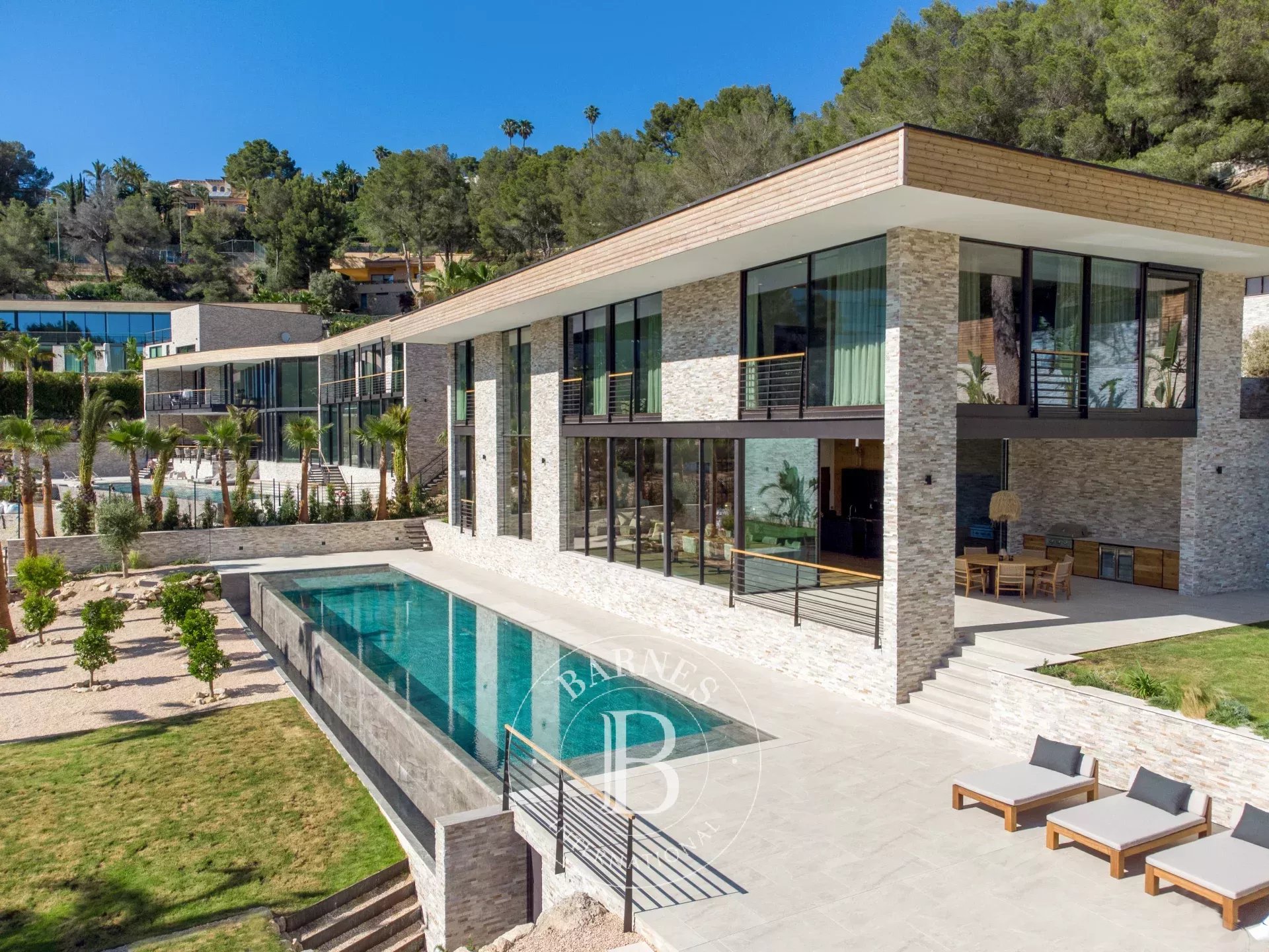 Villa de luxe moderne avec piscine à débordement et vue panoramique à Son Vida
