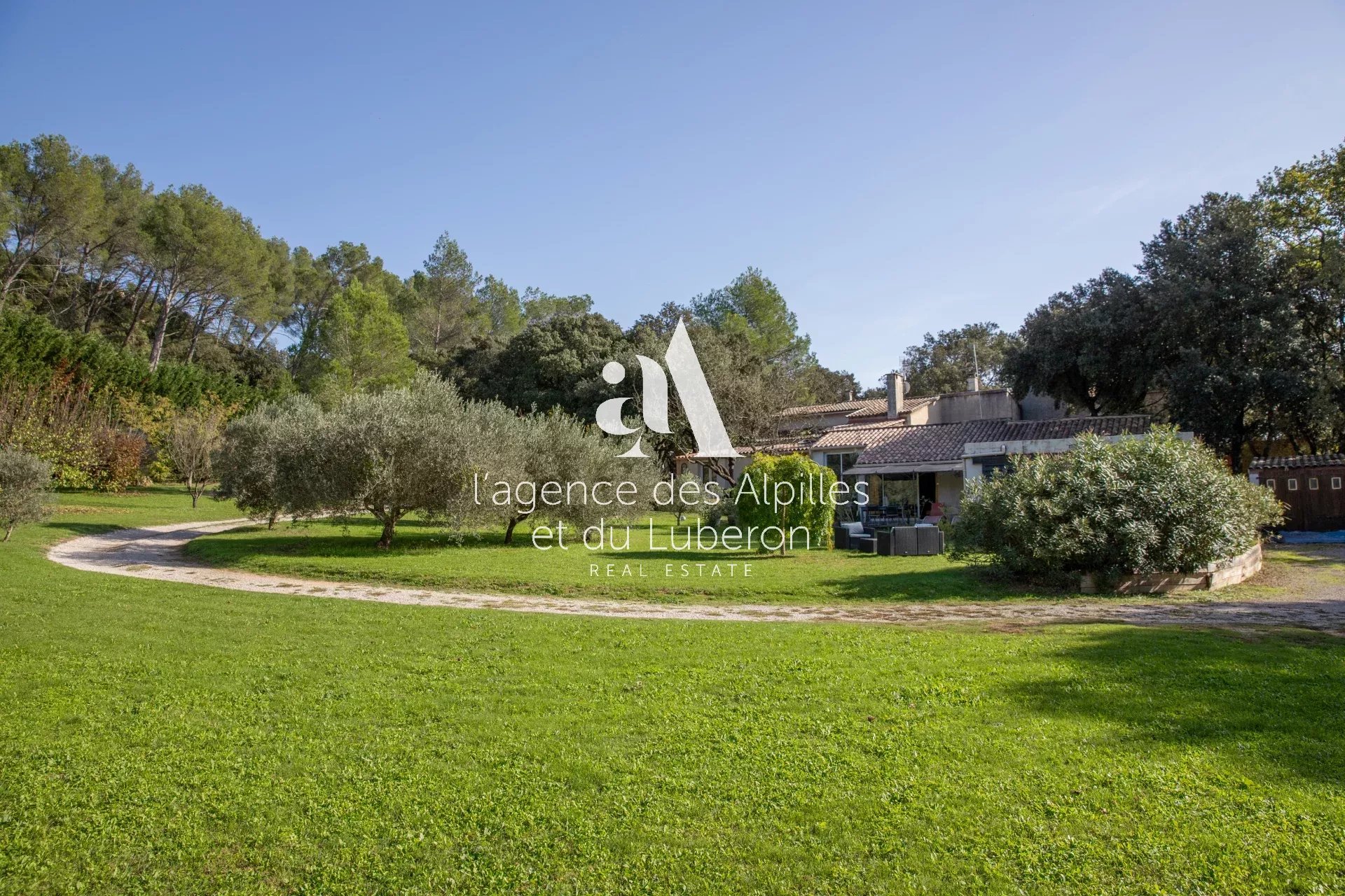 à vendre maison Grans Alpilles jardin