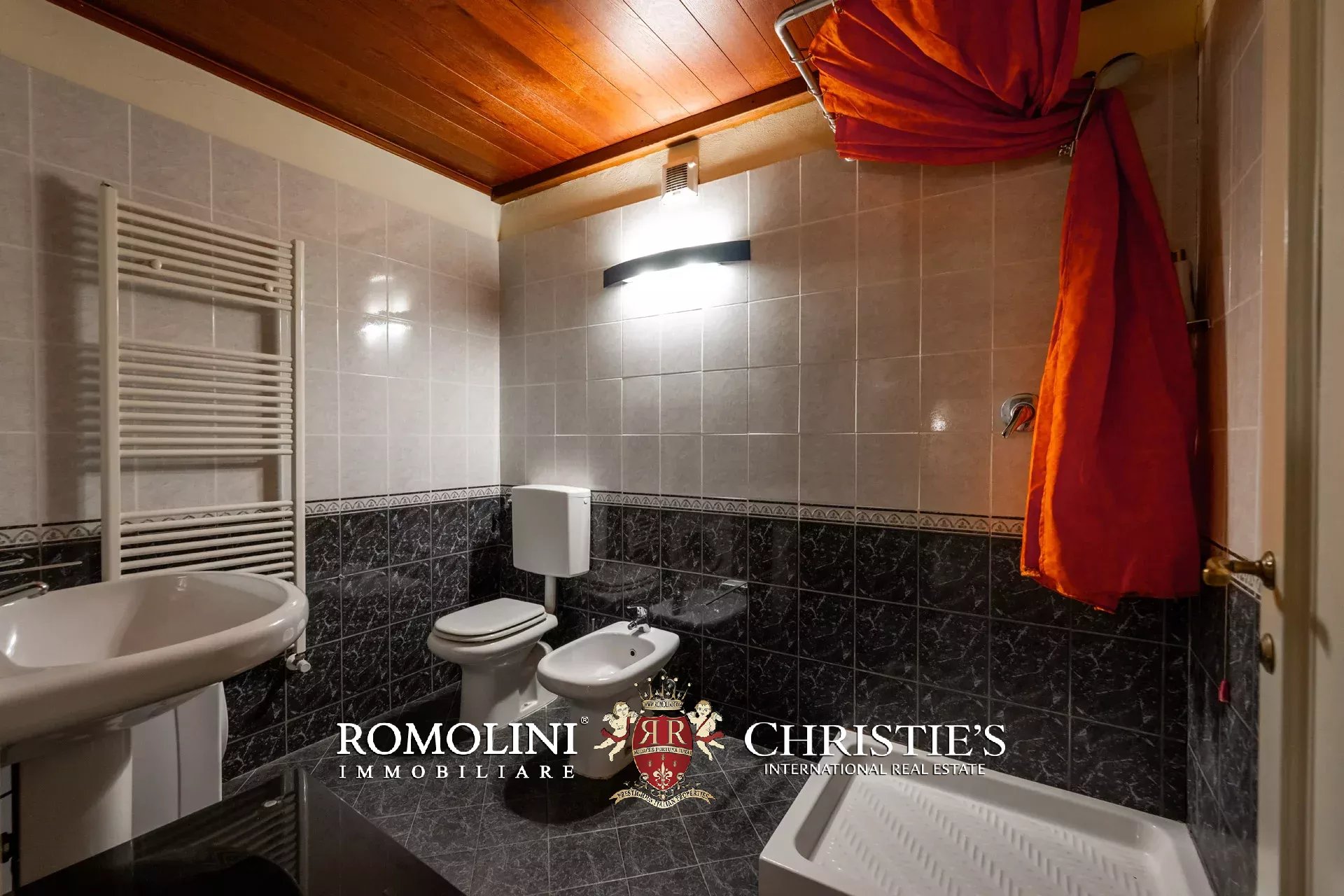 COZY 60-SQM PENTHOUSE FOR SALE IN THE HISTORICAL CENTER OF AREZZO