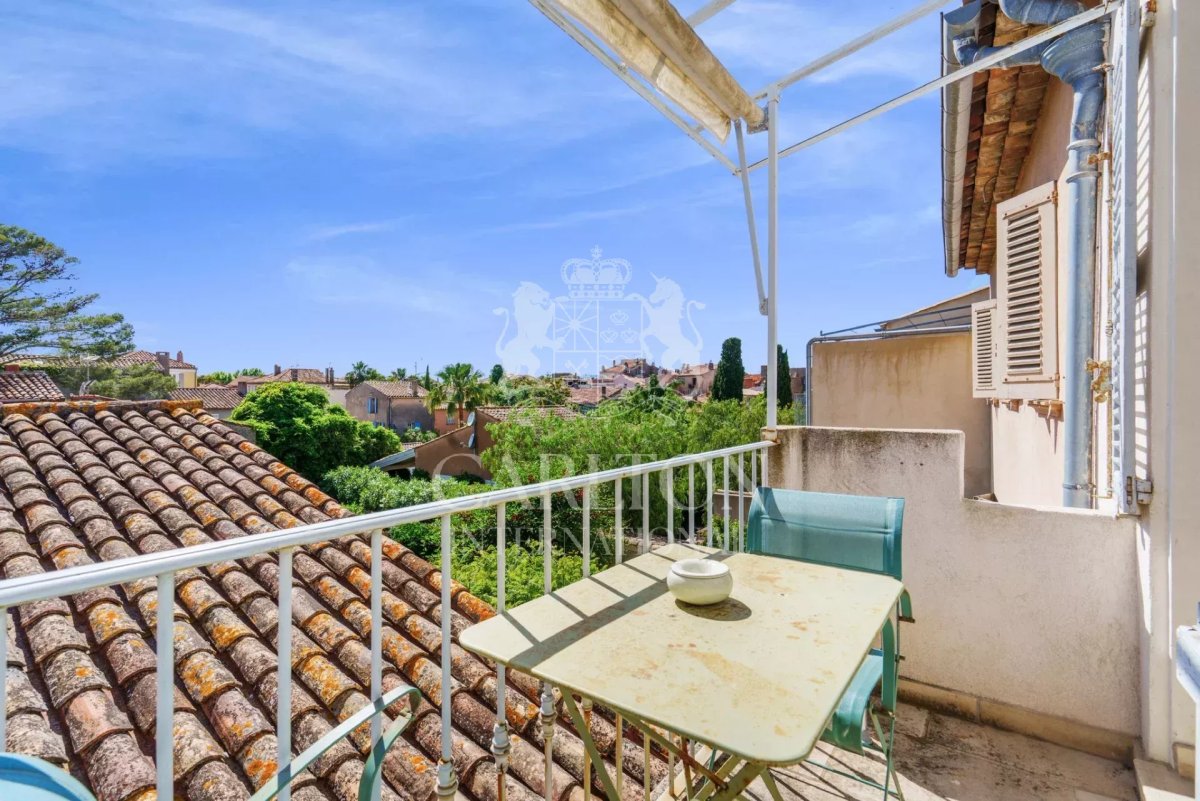 Romantic duplex with balcony in the heart of the village
