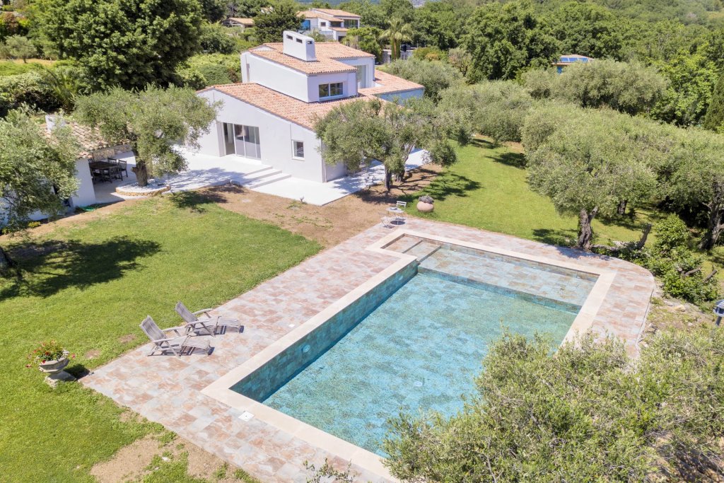 Villa for sale in Chateauneuf de Grasse — Chateauneuf de Grasse : residential area, beautiful Provençal villa