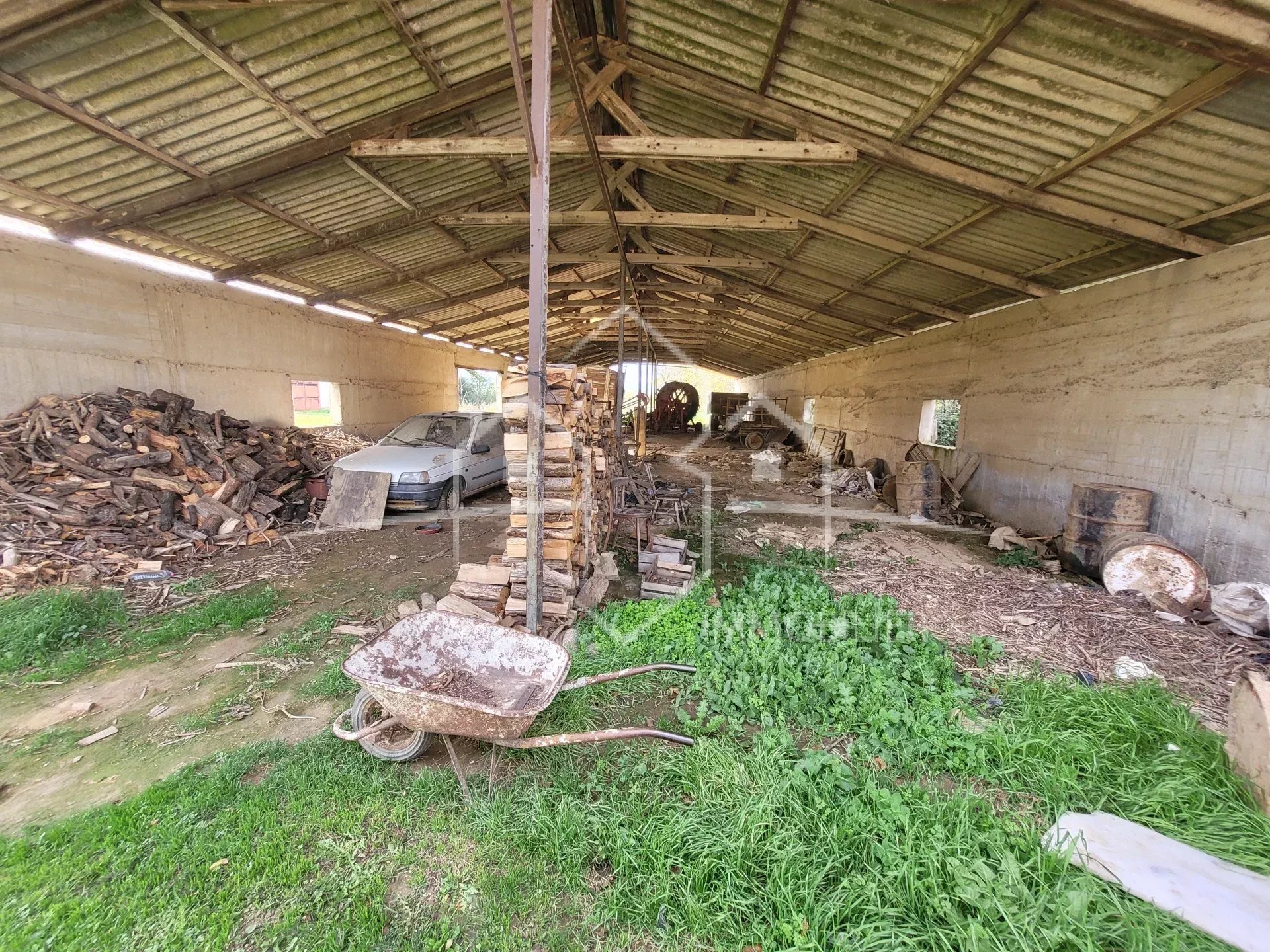 ANNEYRON, maison 2 pièces à rénover avec dépendances