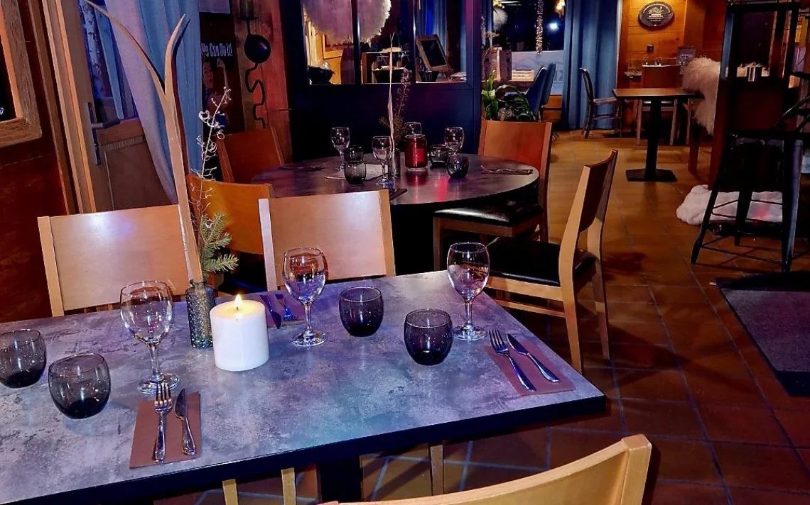 BAR RESTAURANT FRONT DE NEIGE STATION — photo 9