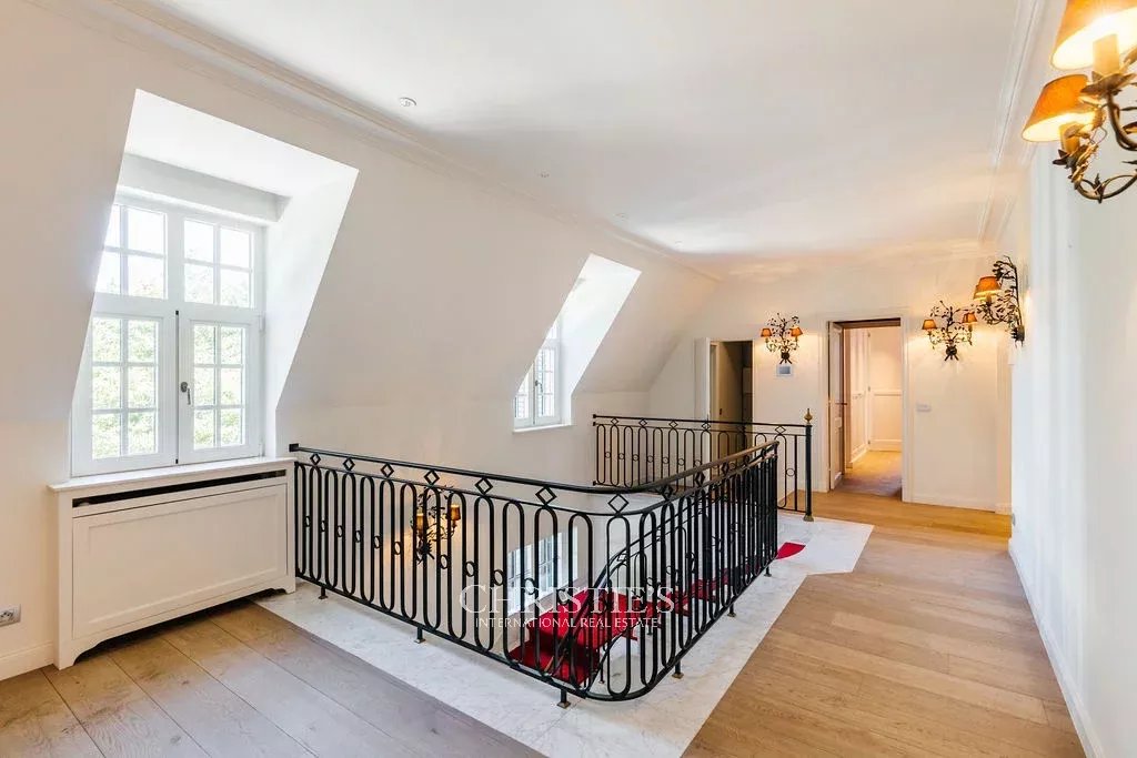 Manoirwijk – Charmante villa op een achterliggend perceel van 55 are