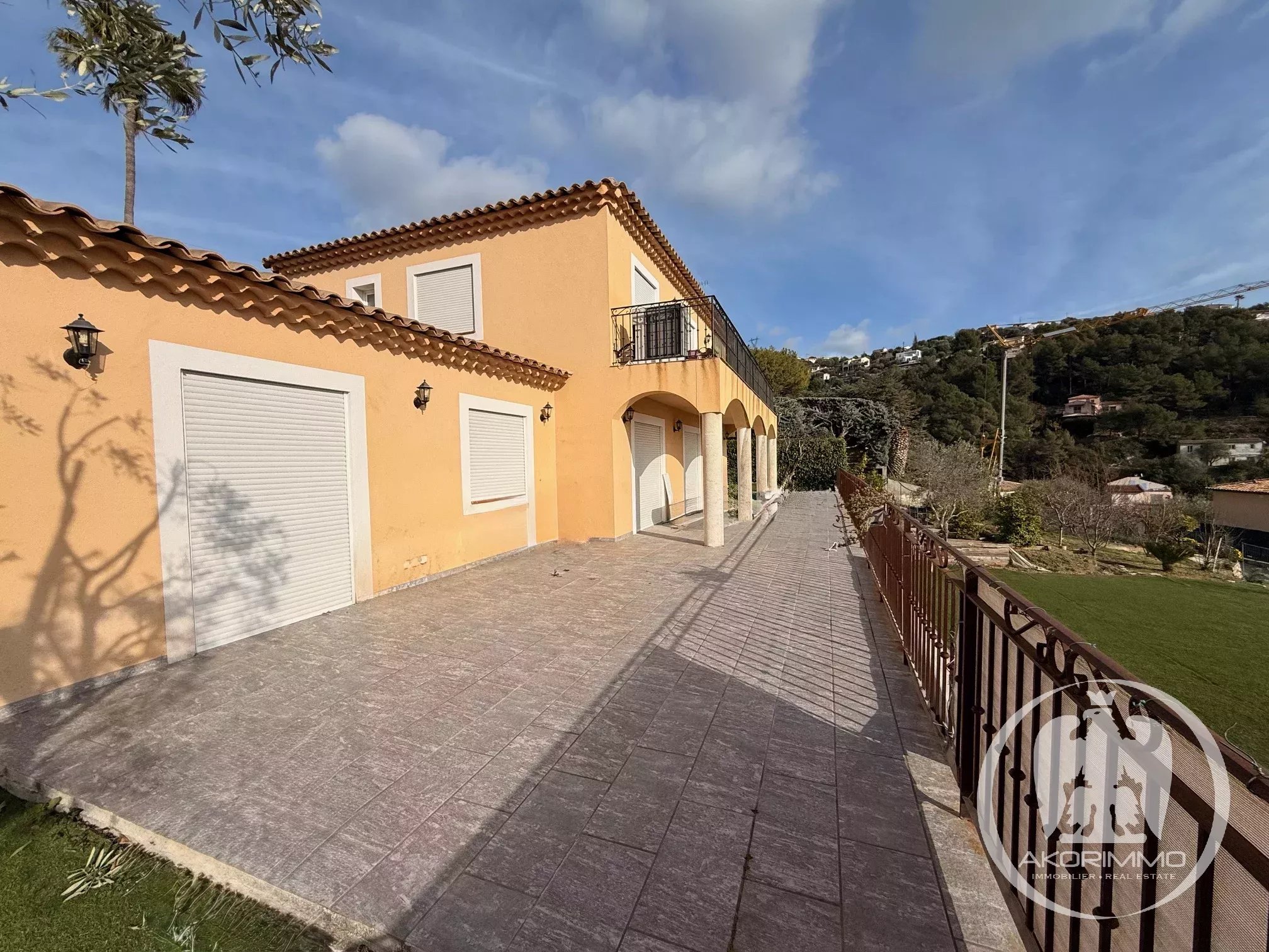 House  - Villa  - 6 rooms  - 182.0 m2 -