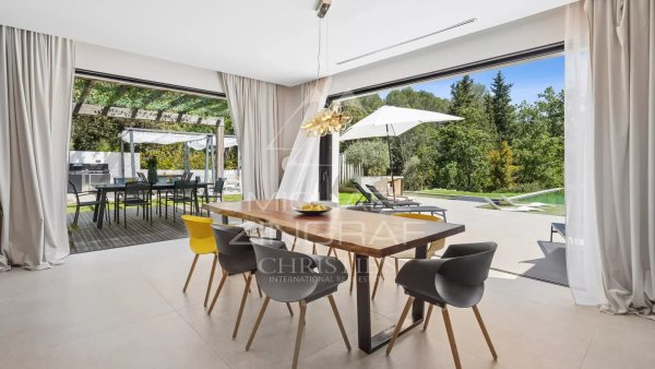 An elegant, contemporary-style villa in a completely peaceful setting — photo 4