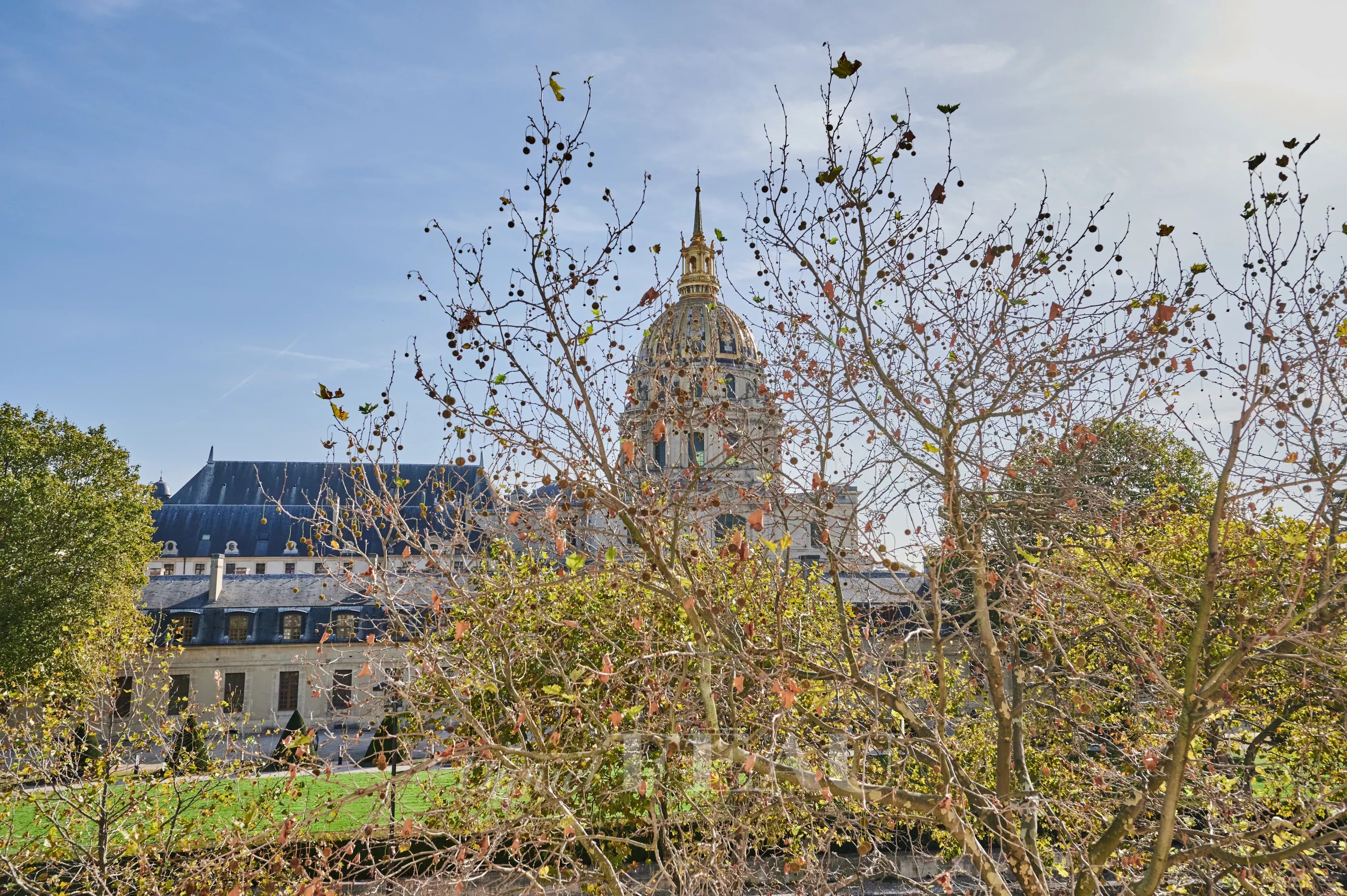 Paris VIIe - face  au dôme des Invalides