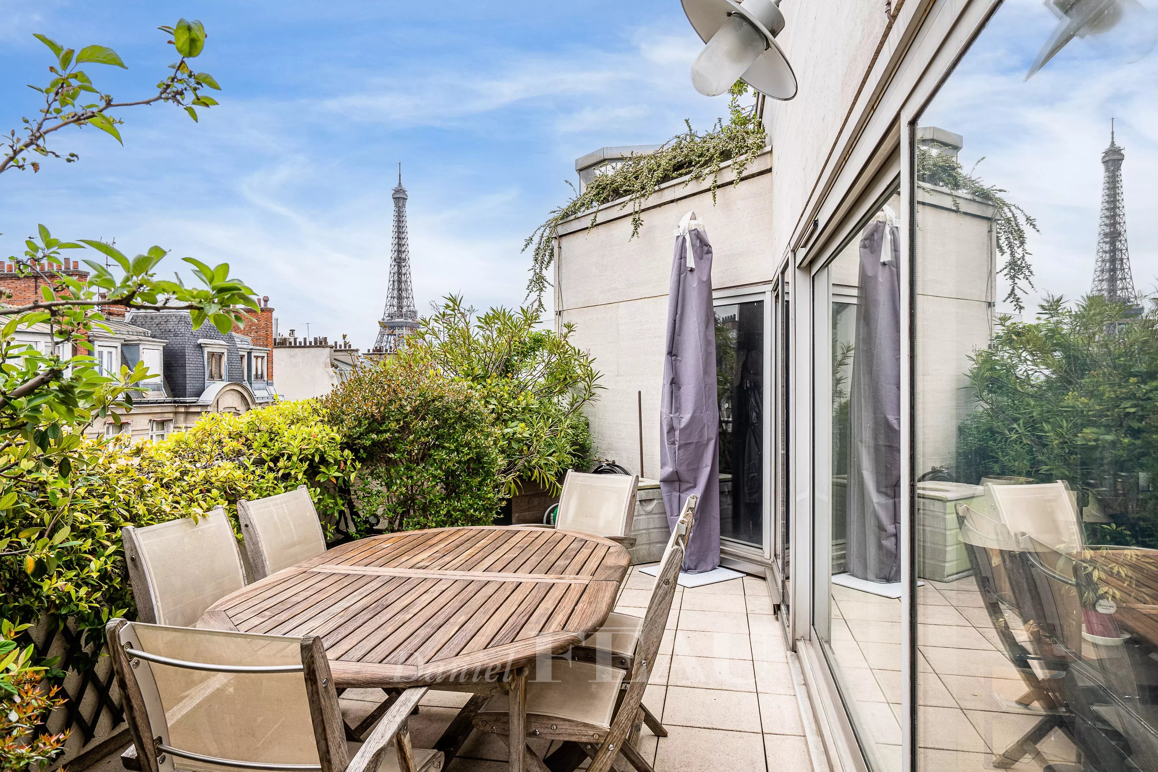 Paris 16th District – A 3/4bed apartment with terraces enjoying an Eiffel Tower view