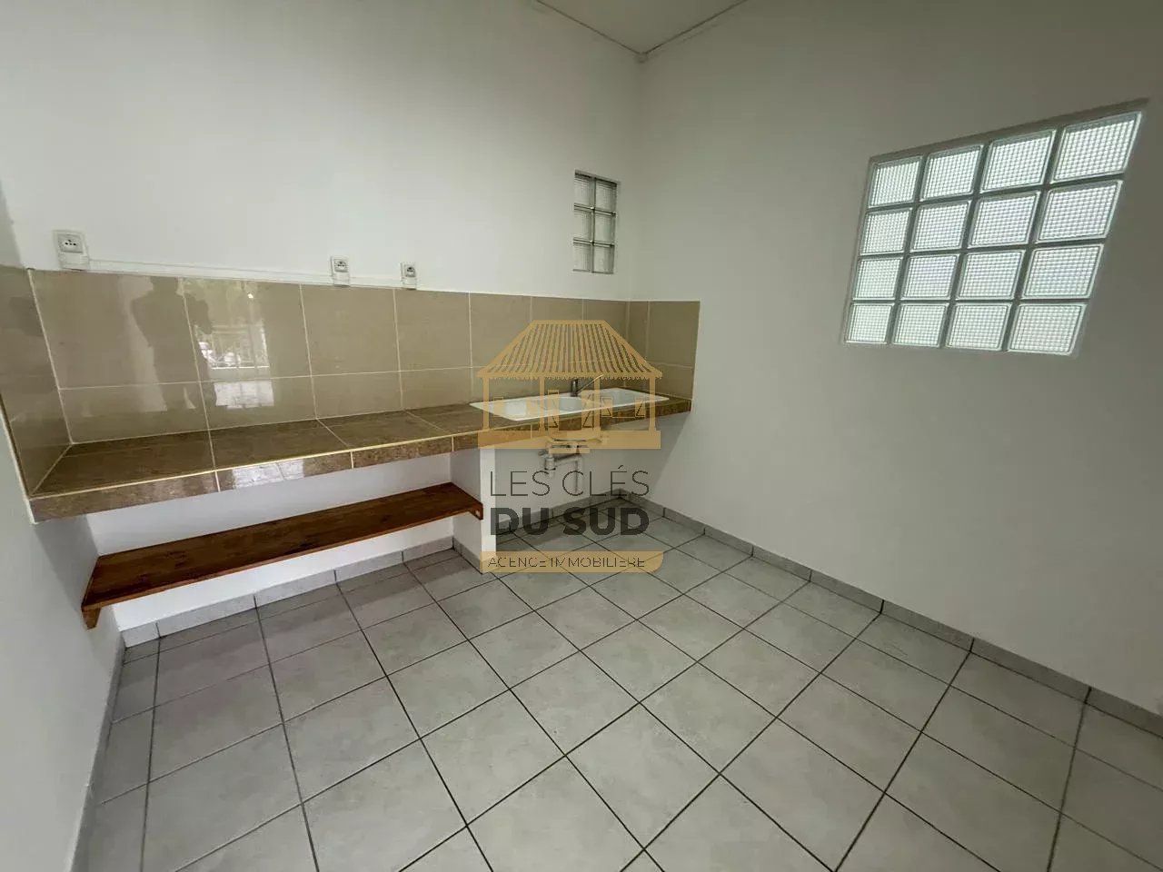 À LOUER - LOCAL PROFESSIONNEL DE 60,30 m2 - SAINT JOSEPH - 800 € HORS CHARGES