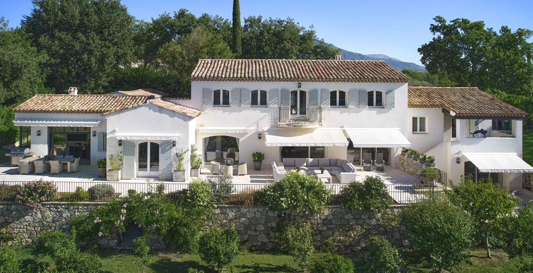 Chateauneuf-Grasse - Elegant villa with guest house and spectacular views of the hills and the sea