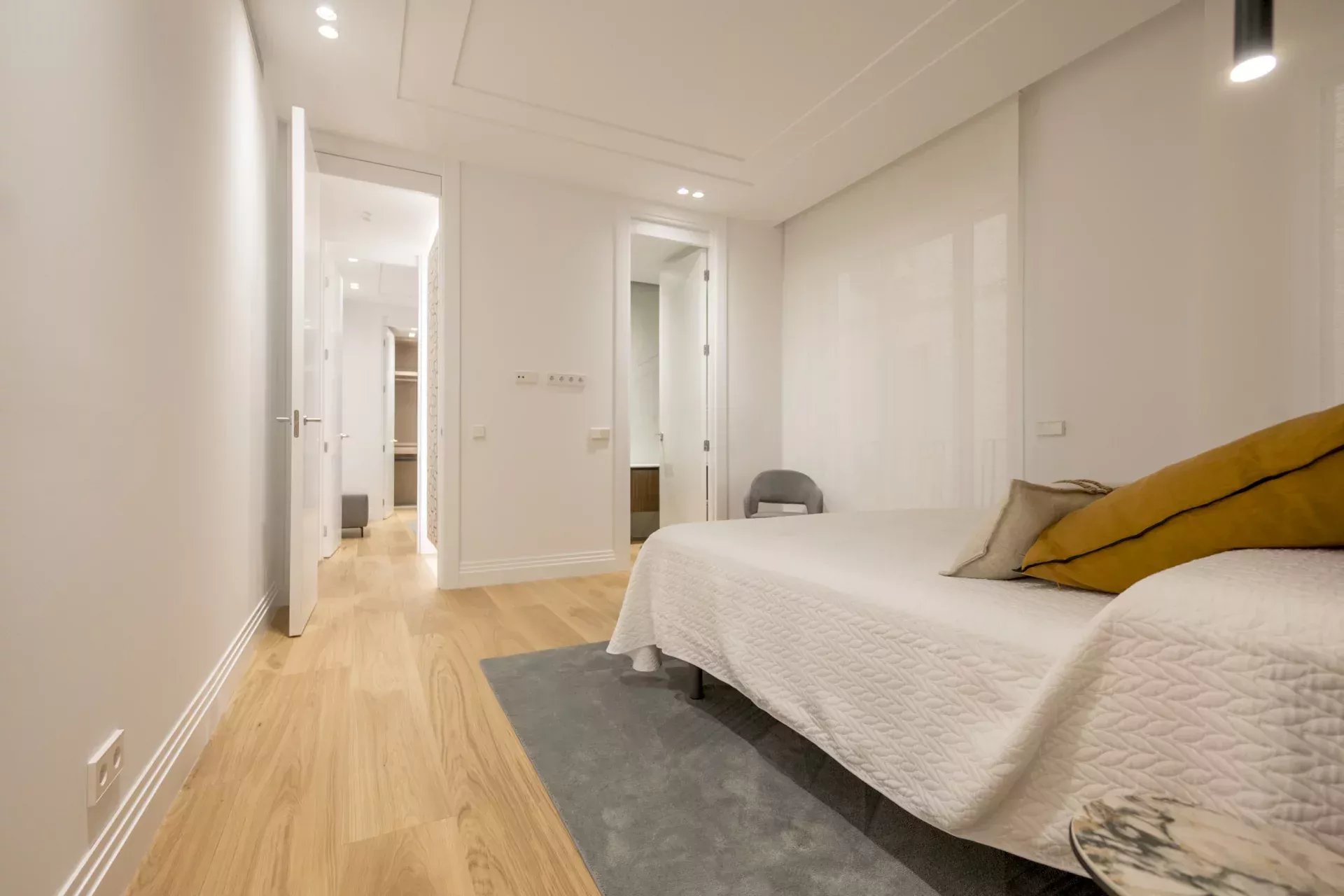 Appartement de Luxe Rénové avec Vue Imprenable sur la Fontaine de Neptune - picture 30