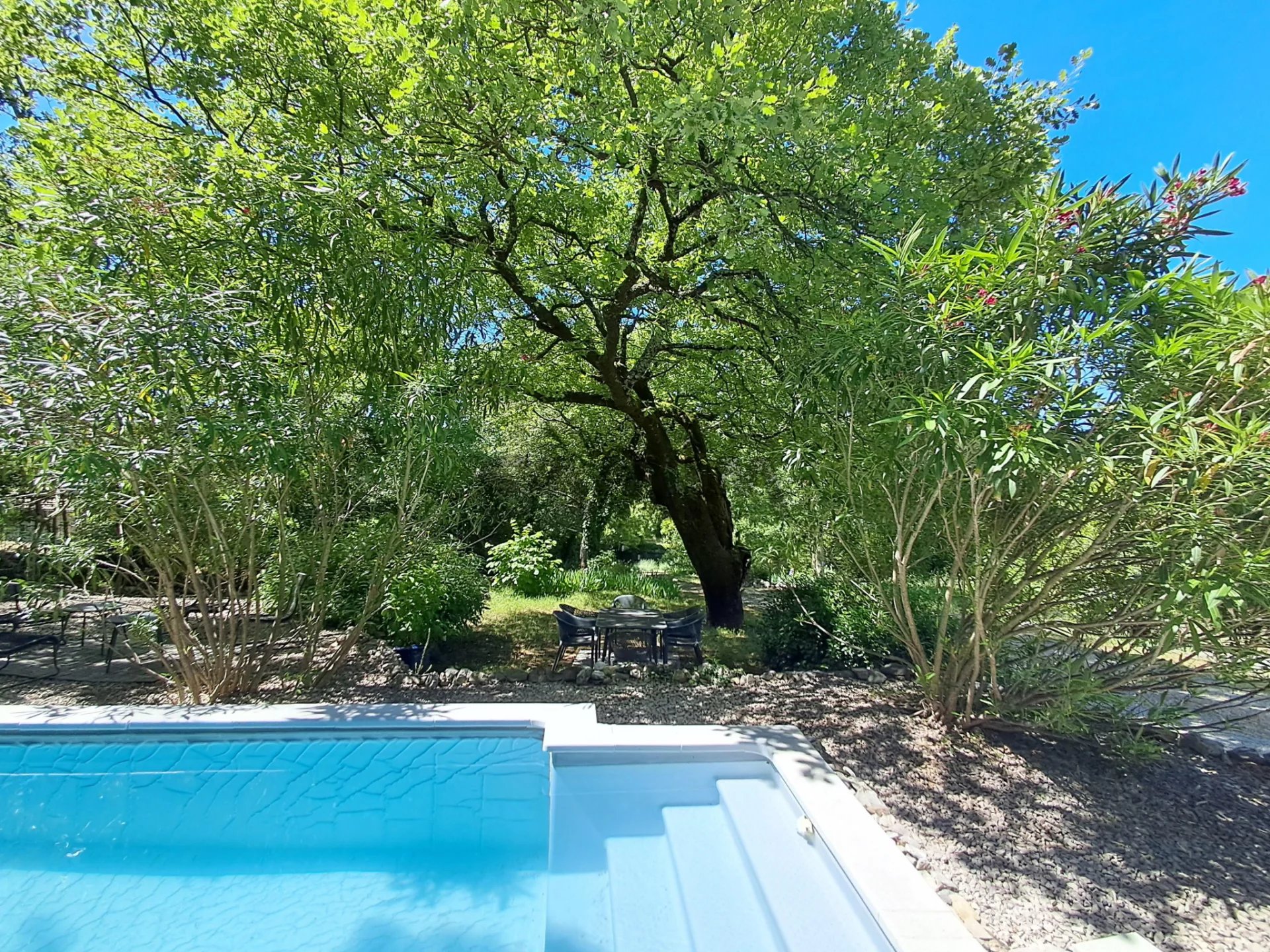 À VENDRE BELLE VILLA ET GRAND JARDIN SECTEUR SAINT HIPPOLYTE