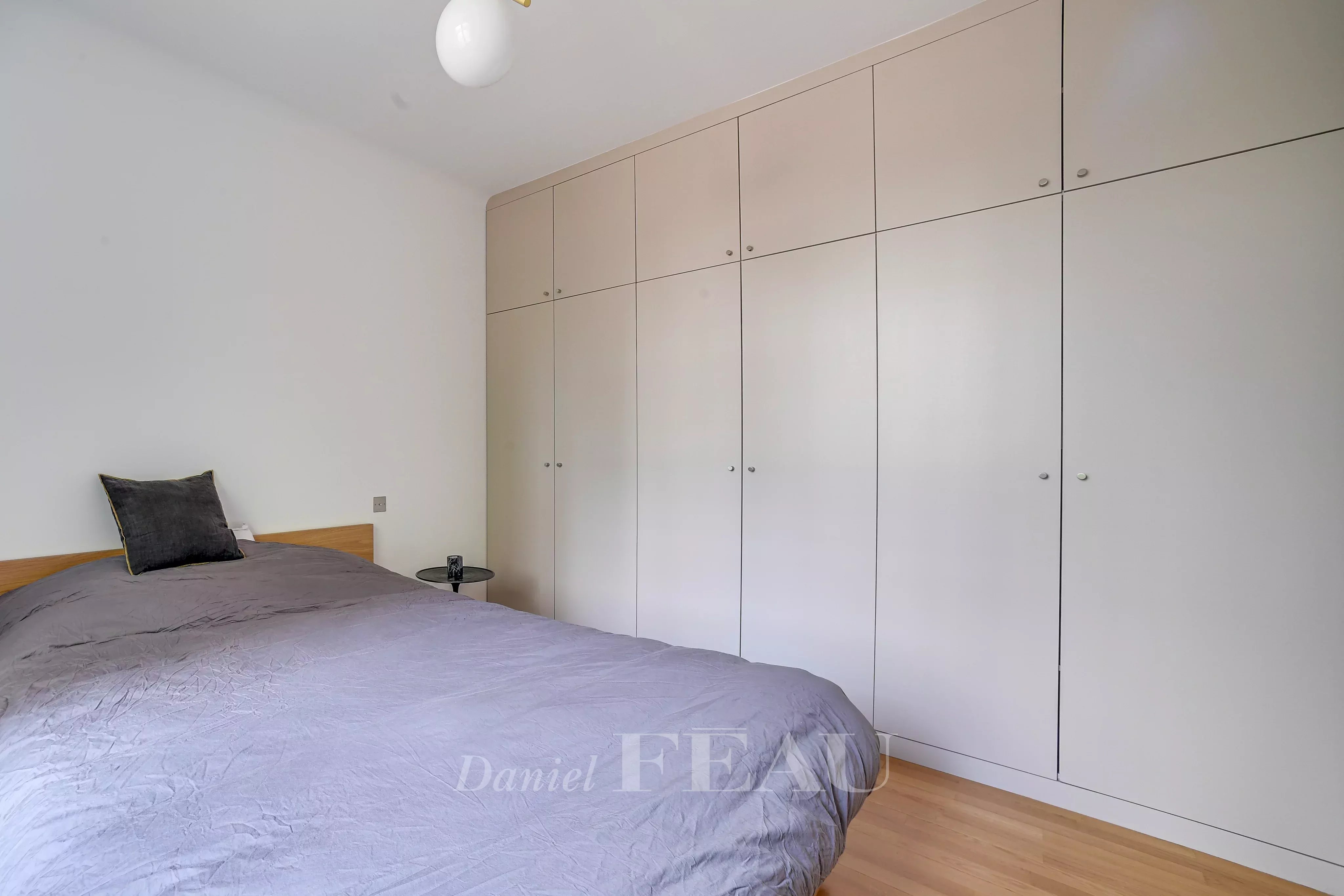 Chambre avec grands espaces de dressing 