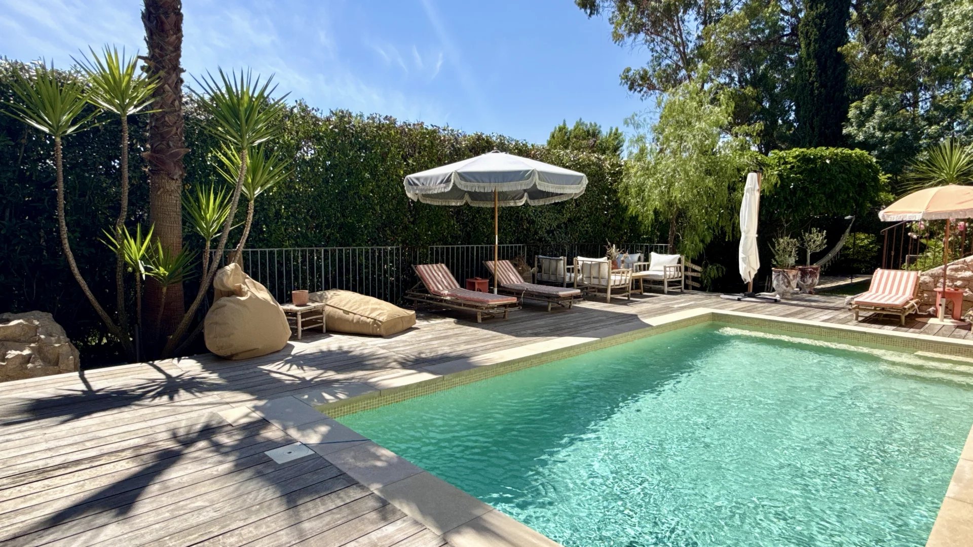 Saint-Paul-de-Vence : Recent Villa in a Peaceful Setting