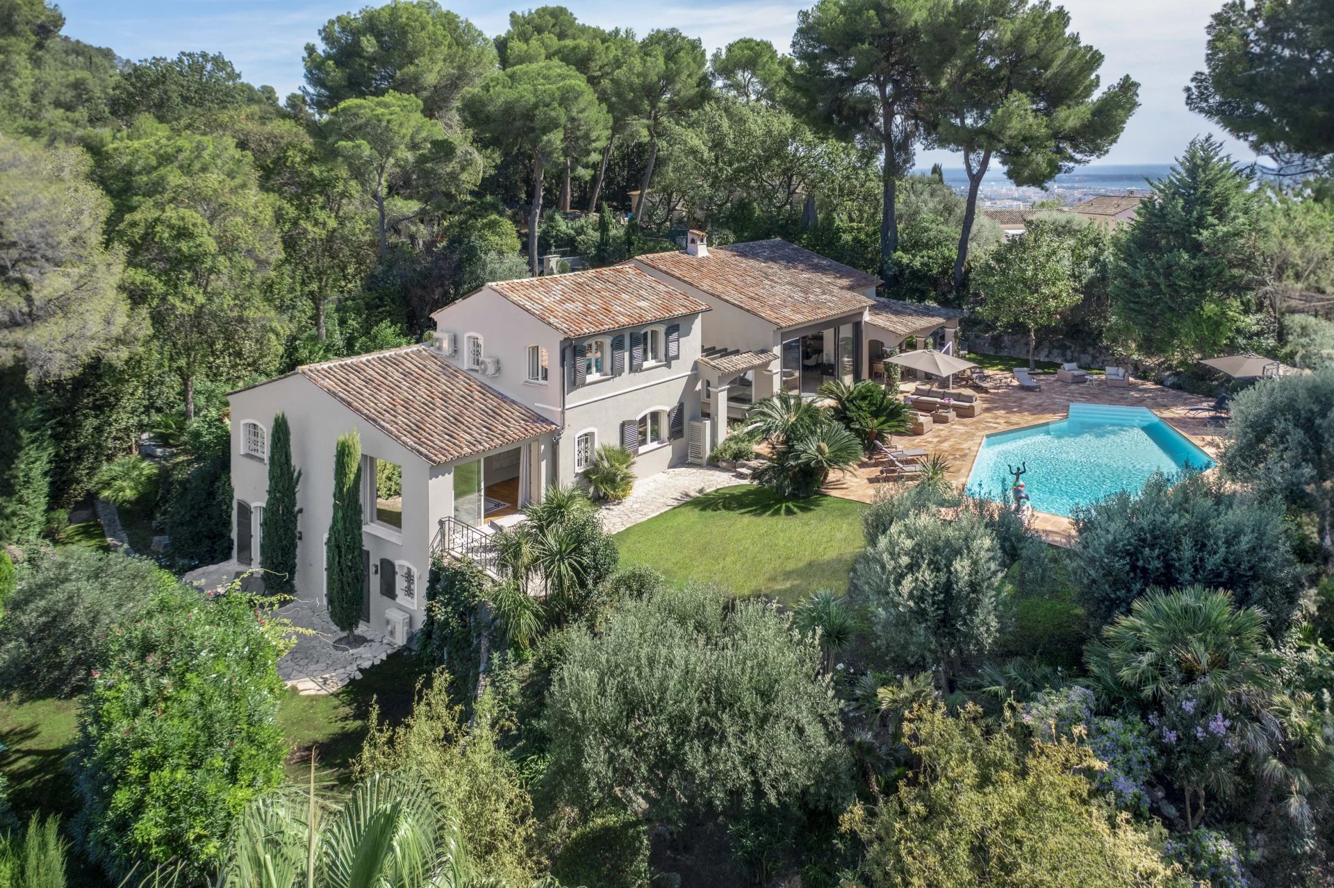 MOUGINS - VASTE VILLA MAGNIFIQUEMENT RÉNOVÉE