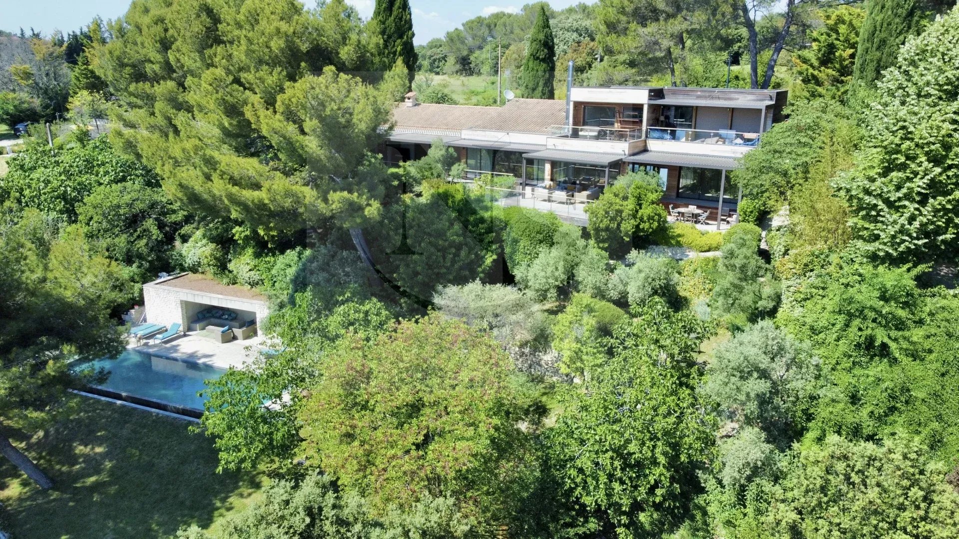 AIX-EN-PROVENCE / CONTEMPORARY LUXURY VILLA AT THE GATES OF THE CITY CENTER