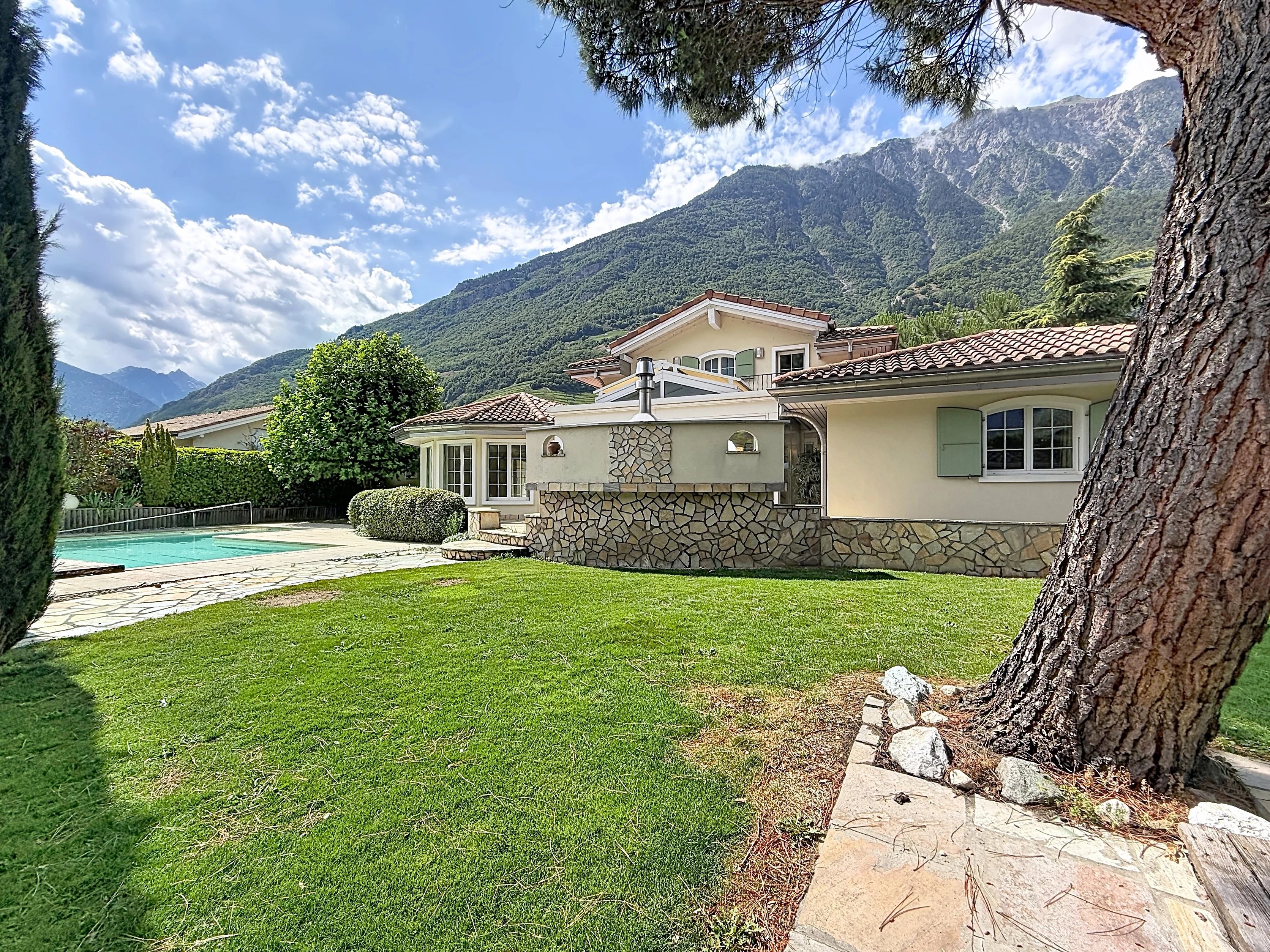Spacieuse villa 5.5 pièces avec piscine et jardin