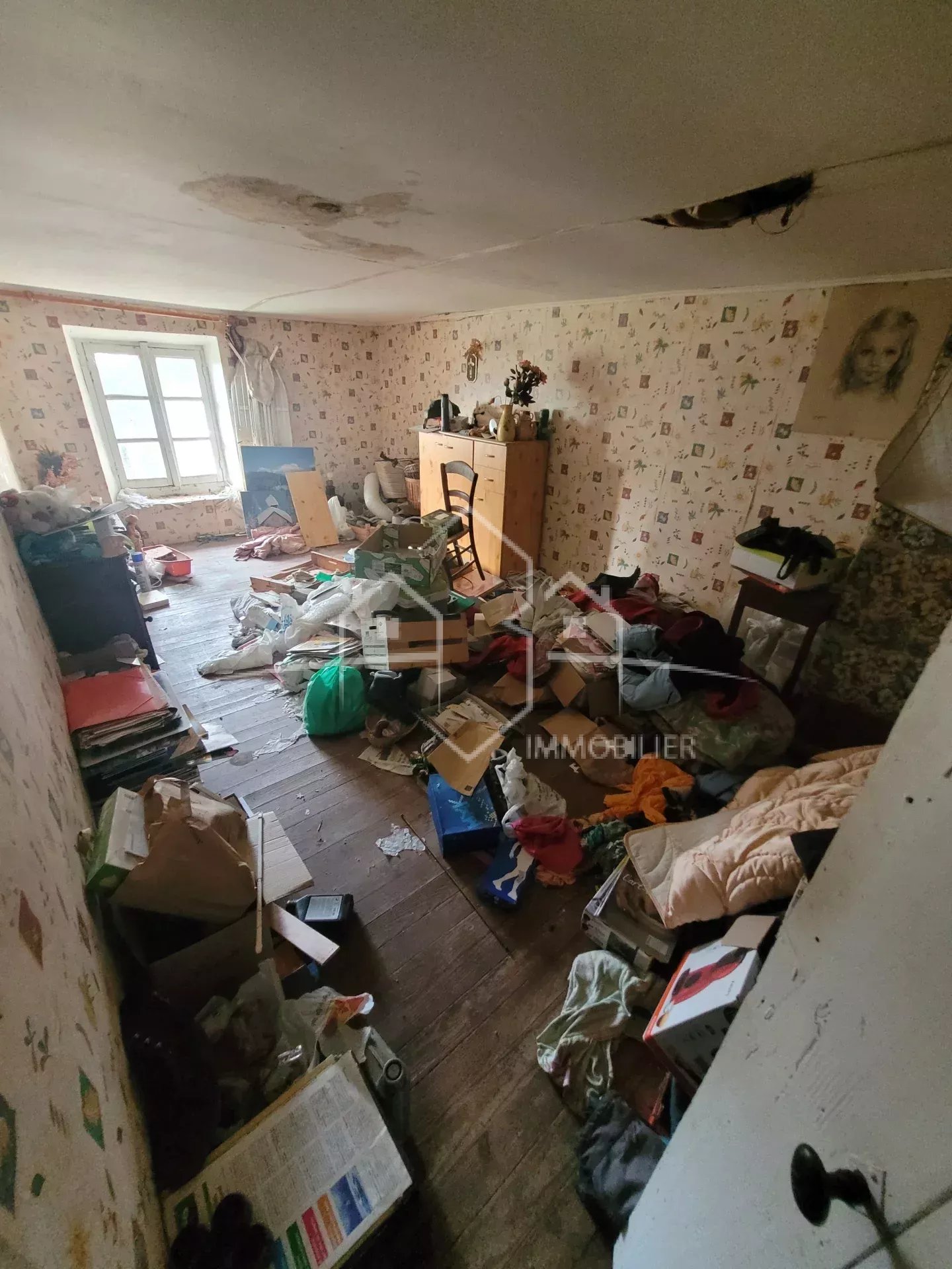 ANNEYRON, maison 2 pièces à rénover avec dépendances