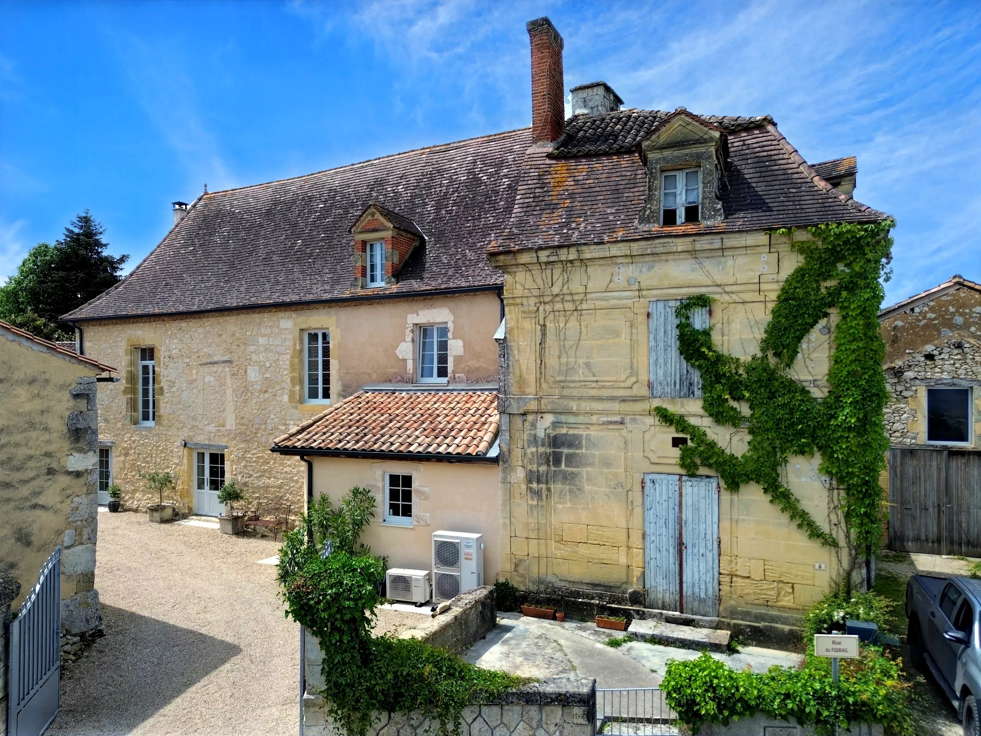 Elégant manoir avec dépendances, appartement d'amis et projet de rénovation