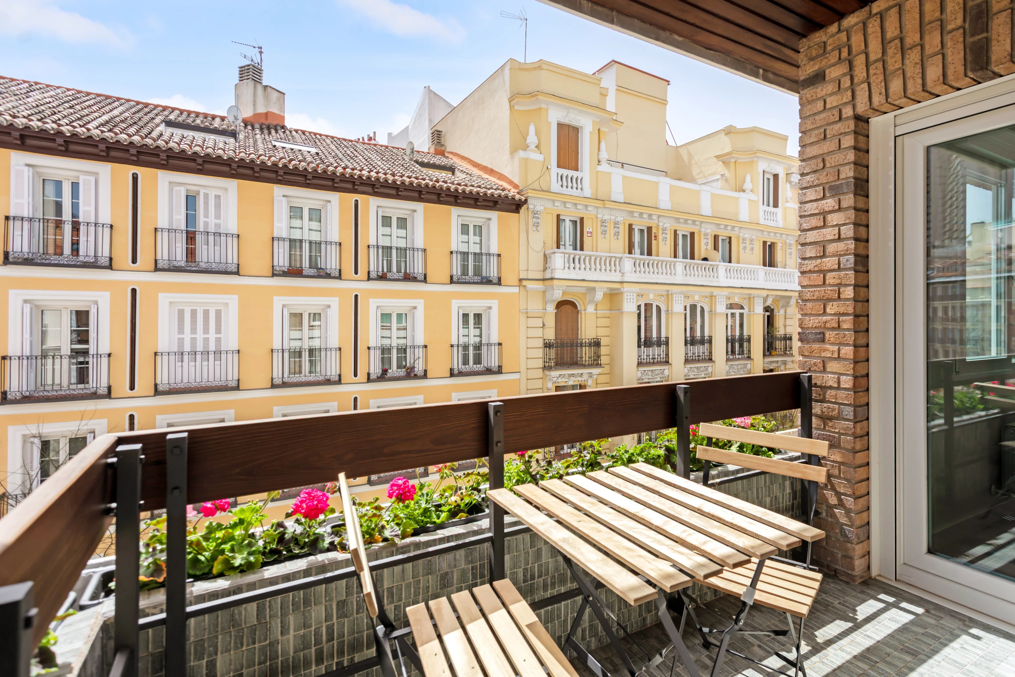 Excellente logement dans la prestigieuse Calle Villanueva avec garage et balcon orienté au sud