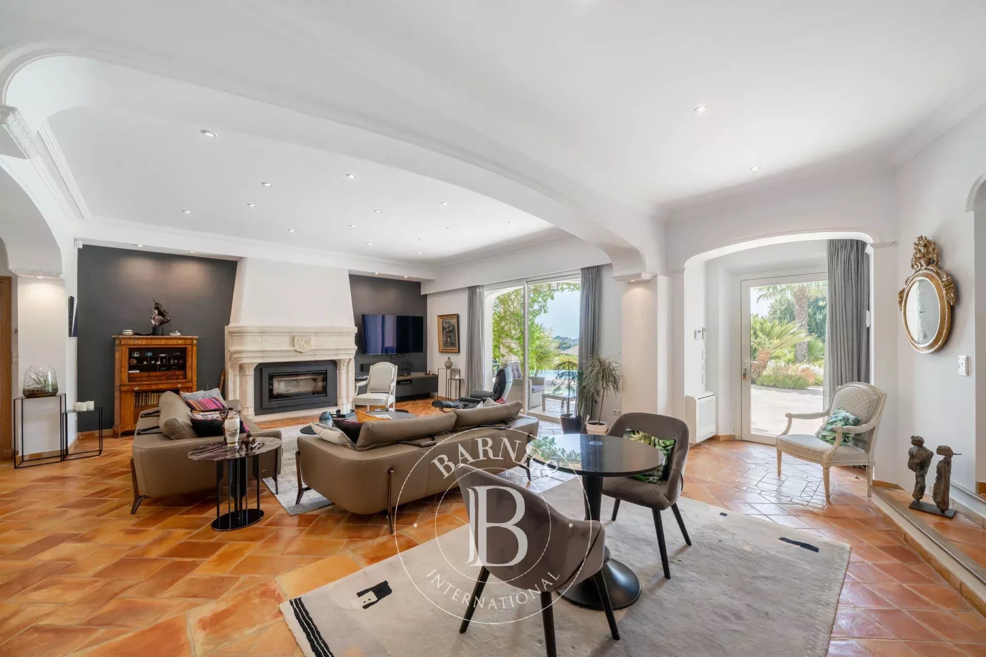 Mougins, elegant bastide, with village view - picture 8