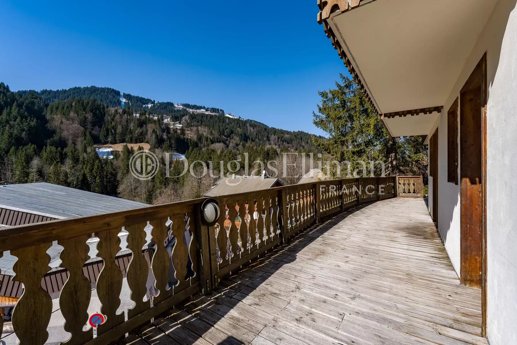 MORZINE – Chalet skis aux pieds avec potentiel de rénovation - Image nᵒ3