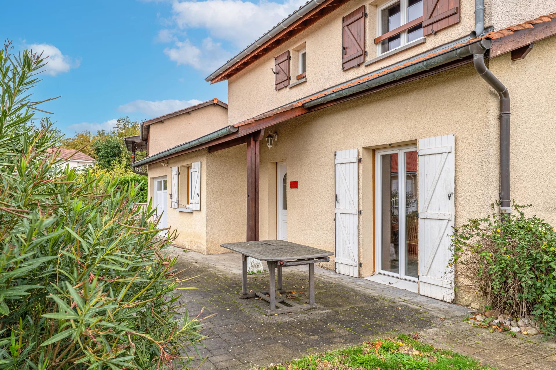 Maison familiale de 4 chambres et un bureau - Jassans- Riottier