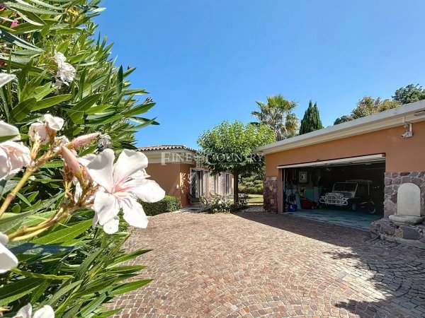Villa for sale in Mandelieu in private domain with partial sea view — photo 6
