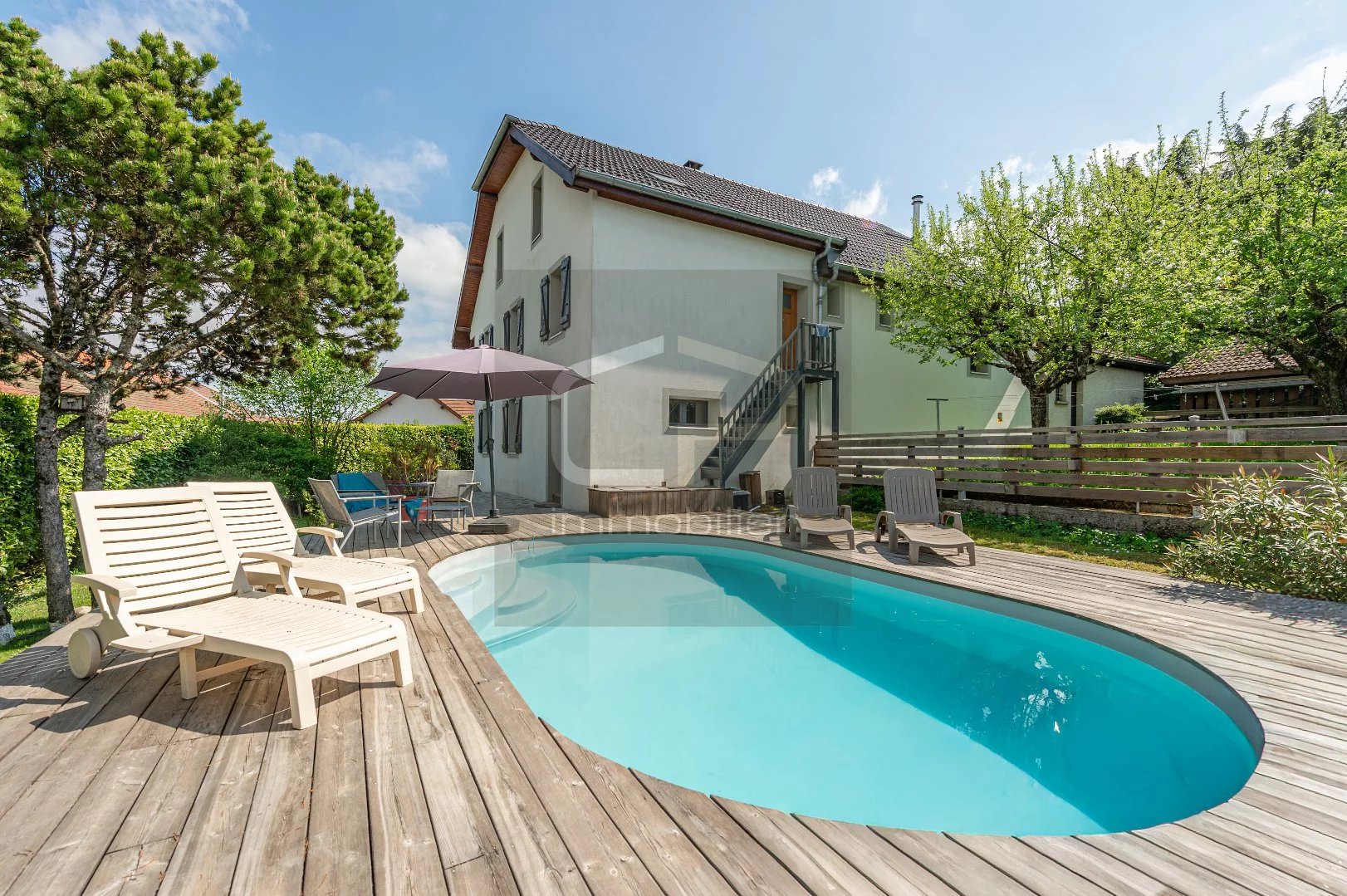 ÉTERCY – À seulement 25 minutes d’Annecy, découvrez cette vaste propriété de 330 m² avec piscine, appartement indépendant et nombreuses dépendances.