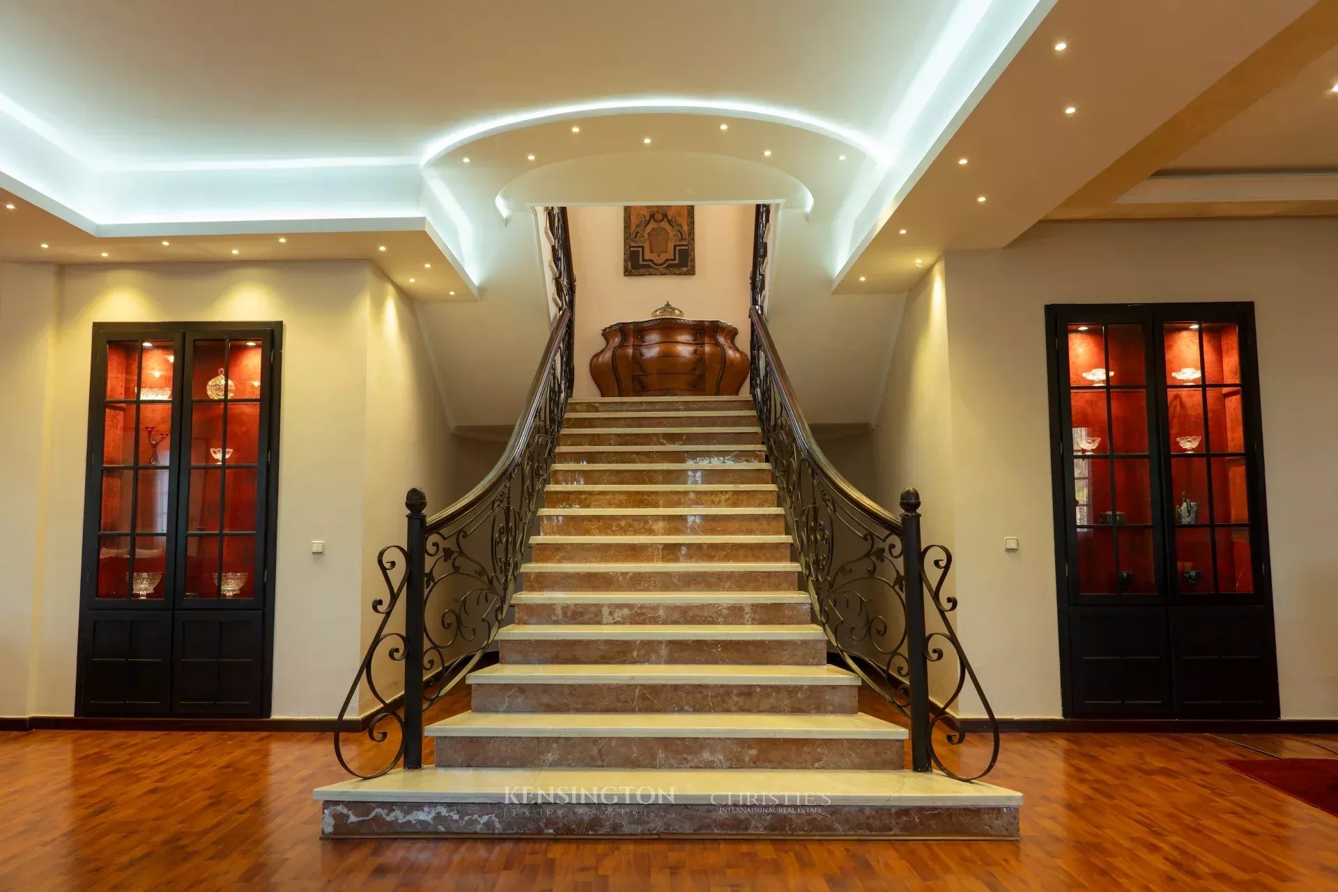 5 Bedroom Villa/Townhouse's Image 3